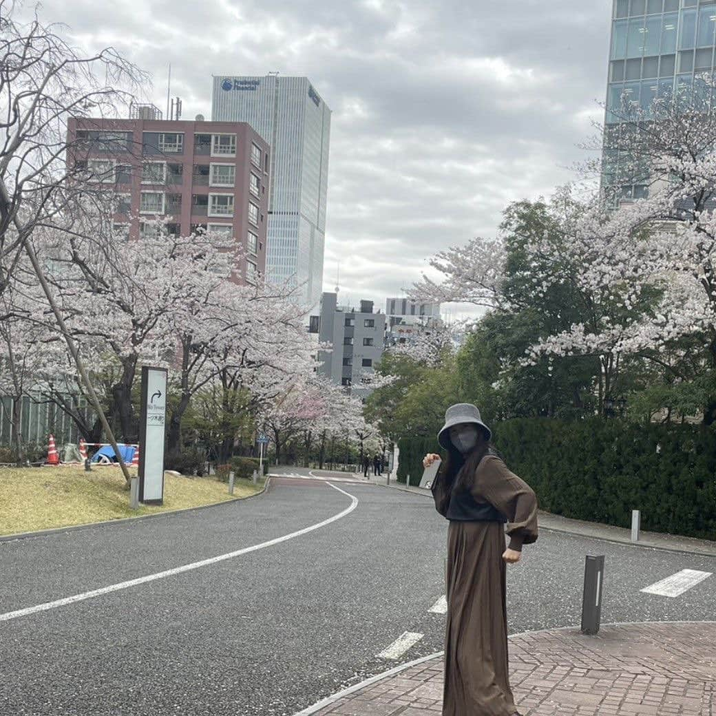 土屋太鳳さんのインスタグラム写真 - (土屋太鳳Instagram)「. 東京はまだはっきりしないお天気で 空の雲も動きが目立つし 低めの気温や雨も心配だけれど… もしかしたら走りだしたら ちょうどいいかもしれない🤔💡 . そんなことをなぜ書くかというと ３年半ぶりにTBSさんの感謝祭で あの名物「 #赤坂５丁目ミニマラソン 」が 復活すると聞いたから☺️✨✨✨ . 本当にいろいろなことや人が コロナ禍を乗り越えてきましたが 別場所で開催されてきたこのマラソンが 赤坂に帰ってくるんだなと思うと… 私はたった一回しか走っていないけれど 本当に心から、心から、心から、 良かったなぁと思います💐✨✨✨ . 参加する方々は もう気持ち的に準備に入ってるだろうなぁ… 私は当時練習も準備も出来なかったので それだけが悔しかった！！！！！ もう当時の体力はないかもだけど いつかちゃんと調整して また楽しく走ってみたいです🏃‍♀️🏃🏃‍♂️ あ、でもそれには TBSさんの番組に御縁がなきゃだけど😅 そうなれるよう祈ろう… . 写真は先日あることのために 赤坂ミニマラソンコースの近くに行った時💡 撮ってくれたのは姉です☺️ 姉もあのとき必死で応援してくれたので 二人で『懐かしいねー！』と しみじみ盛り上がりながら撮りました✨ . このあたりは緩い坂がずっと続くのですが 地味〜〜〜に一番つらくて…💦 どうしてもペースダウンするんですけど、 だからこそ応援してくださる方々の笑顔が ちゃんと見える場所でもあって 本当にパワーをいただきました😭🙏✨✨ あの感謝は本当に忘れられないなぁ… 映画『PとJK』でご一緒した  #亀梨和也 さんのファンの方々が 応援してくださっていたのも分かりました💡 なぜ分かったかというと ボードに書いてくださってたからです😭🙏✨✨ . 素晴らしいゲストランナーの方々や 俊足自慢の挑戦者の方々はもちろん 「赤坂ミニマラソンには、夢がある！」 と伝えてくださった #森脇健児 さんをはじめ 常連ランナーの方々が 素晴らしい時間を過ごされることを 心から、心から、心から、祈って 応援しております👏🔥✨」4月8日 17時54分 - taotsuchiya_official