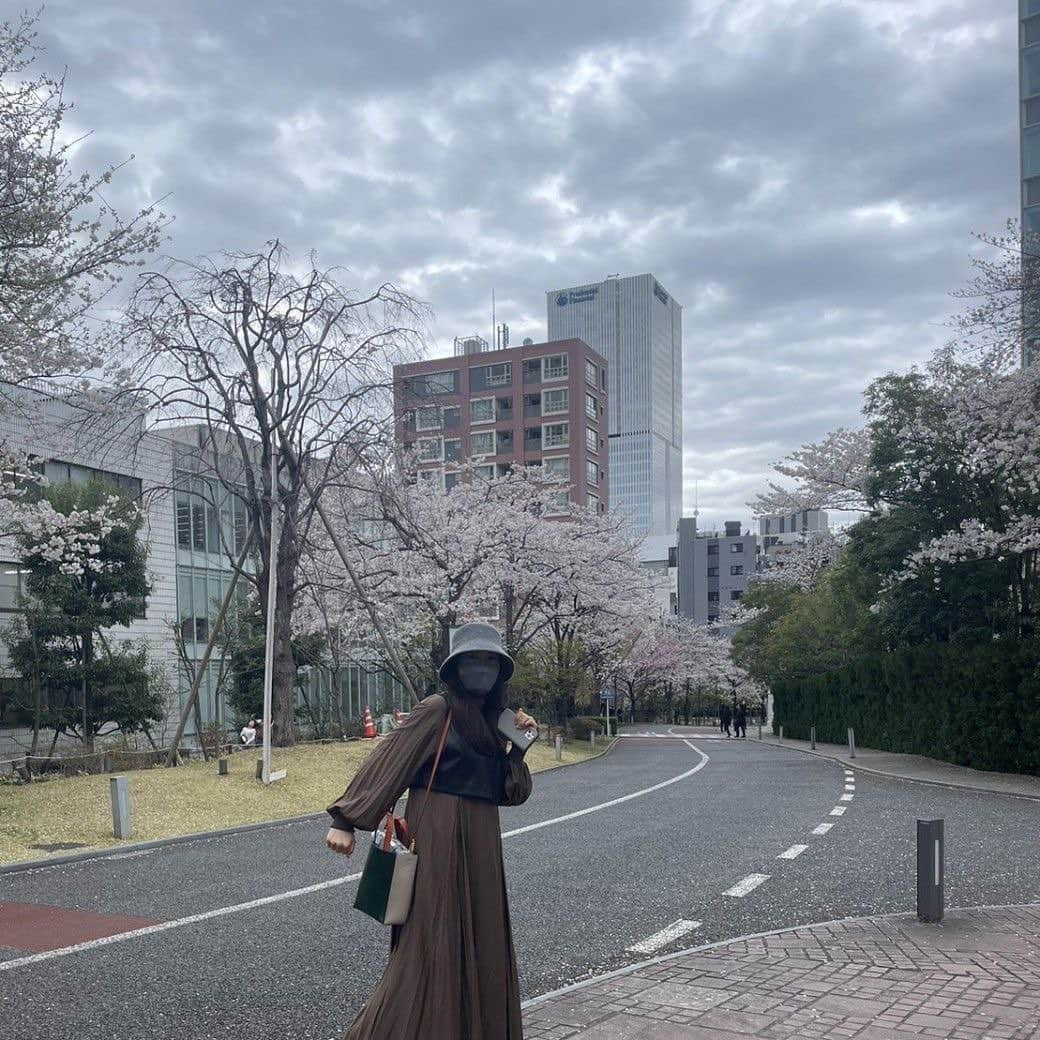 土屋太鳳さんのインスタグラム写真 - (土屋太鳳Instagram)「. 東京はまだはっきりしないお天気で 空の雲も動きが目立つし 低めの気温や雨も心配だけれど… もしかしたら走りだしたら ちょうどいいかもしれない🤔💡 . そんなことをなぜ書くかというと ３年半ぶりにTBSさんの感謝祭で あの名物「 #赤坂５丁目ミニマラソン 」が 復活すると聞いたから☺️✨✨✨ . 本当にいろいろなことや人が コロナ禍を乗り越えてきましたが 別場所で開催されてきたこのマラソンが 赤坂に帰ってくるんだなと思うと… 私はたった一回しか走っていないけれど 本当に心から、心から、心から、 良かったなぁと思います💐✨✨✨ . 参加する方々は もう気持ち的に準備に入ってるだろうなぁ… 私は当時練習も準備も出来なかったので それだけが悔しかった！！！！！ もう当時の体力はないかもだけど いつかちゃんと調整して また楽しく走ってみたいです🏃‍♀️🏃🏃‍♂️ あ、でもそれには TBSさんの番組に御縁がなきゃだけど😅 そうなれるよう祈ろう… . 写真は先日あることのために 赤坂ミニマラソンコースの近くに行った時💡 撮ってくれたのは姉です☺️ 姉もあのとき必死で応援してくれたので 二人で『懐かしいねー！』と しみじみ盛り上がりながら撮りました✨ . このあたりは緩い坂がずっと続くのですが 地味〜〜〜に一番つらくて…💦 どうしてもペースダウンするんですけど、 だからこそ応援してくださる方々の笑顔が ちゃんと見える場所でもあって 本当にパワーをいただきました😭🙏✨✨ あの感謝は本当に忘れられないなぁ… 映画『PとJK』でご一緒した  #亀梨和也 さんのファンの方々が 応援してくださっていたのも分かりました💡 なぜ分かったかというと ボードに書いてくださってたからです😭🙏✨✨ . 素晴らしいゲストランナーの方々や 俊足自慢の挑戦者の方々はもちろん 「赤坂ミニマラソンには、夢がある！」 と伝えてくださった #森脇健児 さんをはじめ 常連ランナーの方々が 素晴らしい時間を過ごされることを 心から、心から、心から、祈って 応援しております👏🔥✨」4月8日 17時54分 - taotsuchiya_official