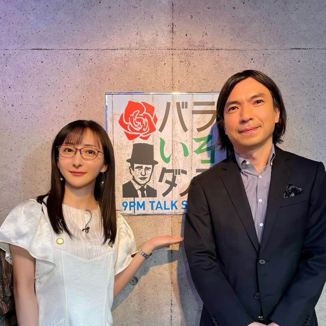 松澤千晶のインスタグラム：「バラいろダンディ、1週間ありがとうございました🌹✨  改めて、ふかわりょうさんって凄いな〜と、ご本人にお伝えすると大変お困りになるようでこちらに書き残しておきますが…笑  その場の空気を良き方向へまとめてゆく指揮者のようで、昔から言語化できない魅力のある方でしたが、それを肌で感じ取ることができました。  初日の月曜日は苫米地さんのお話がとにかく面白くて、そこに別属性の武井壮さんが参加することで話題の広がりを感じ、各曜日の組み合わせに粋な計らいを感じました。  わかりやすく形あるものばかりを求められる世の中で、自分のような何者でもない存在をマンスリーでも起用してくださったことに感謝でいっぱいです。  ハッシュタグも全て見ていますし、自分の名前で検索をして今日も静かに興奮していて、本当は全ていいね！したいですが、はしたないかなと我慢して、更に興奮しています。  4月はまだまだ始まったばかり、来週も引き続きよろしくお願いいたします。  落ち着いたらYouTube配信もいたしますので、いつもの皆様はどうか今しばらくお時間いただけましたら幸いです。  #バラダン #TOKYOMX」