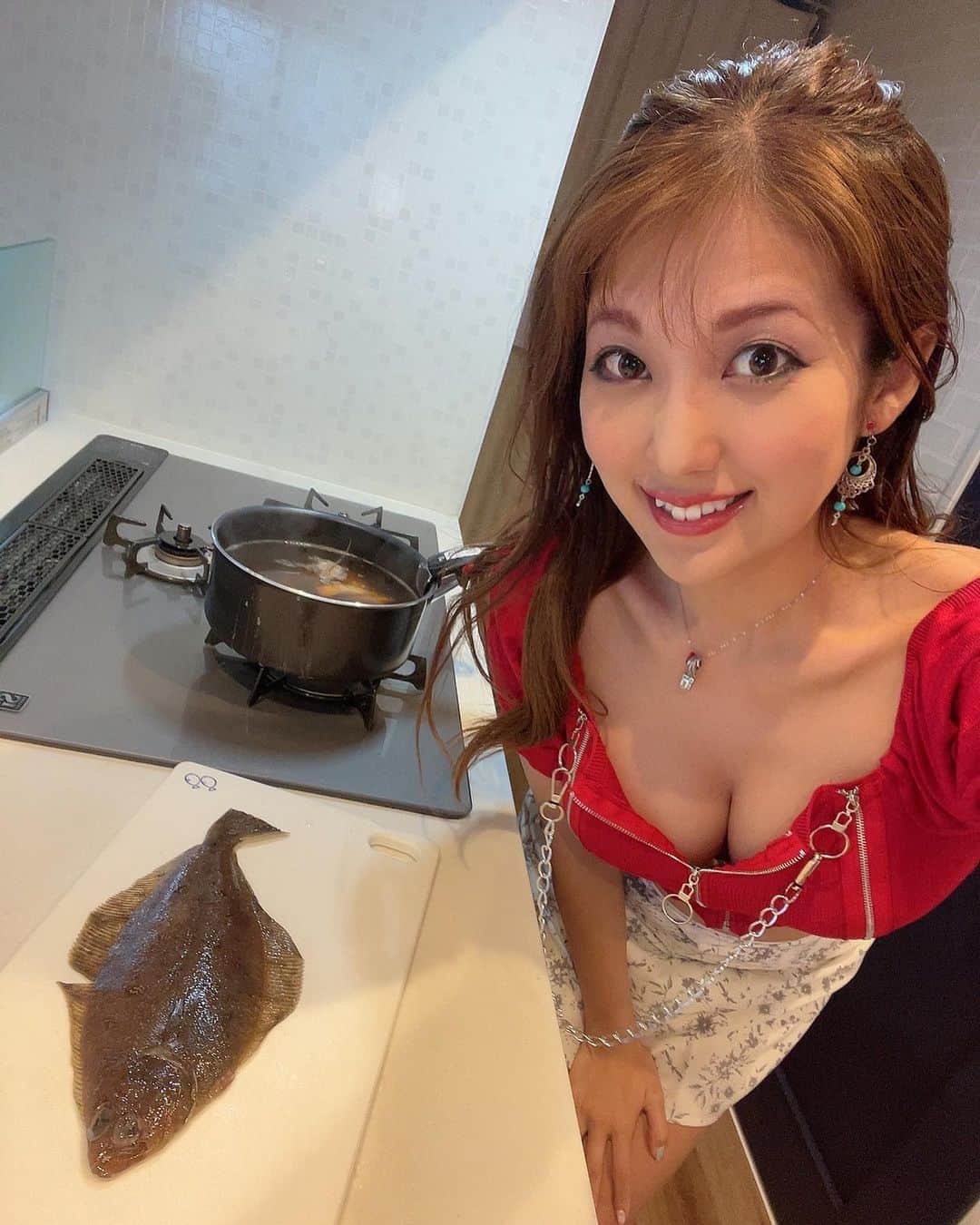 神谷麻美さんのインスタグラム写真 - (神谷麻美Instagram)「今日はこないだ釣った #真鯛 と #カレイ の #料理 したよ🐟👩‍🍳💖✨️  💖真鯛の炊き込みご飯 💖カレイの煮付け 💖真鯛のお吸いもの (白子入り❤️)  すごく美味しいぃぃぃ🥰🫶🐟💖💖💖✨️  カレイに脂のってるし、真鯛の白子すごく美味しい〜🥰🫶🪐❤️💖✨️   #cooking 楽しい〜👩‍🍳❣️❣️💖✨️ 今回釣った魚は、 #真空パック 保存🫶❤️✨️ カレイは初調理🐟💕✨️ マダイの #三枚おろし 🔪🐟💖✨️   #YouTube お楽しみにぃ〜🫶❤️✨️  lunchの鰻美味しかったぁ🥰💕✨️」4月8日 17時55分 - asamice428