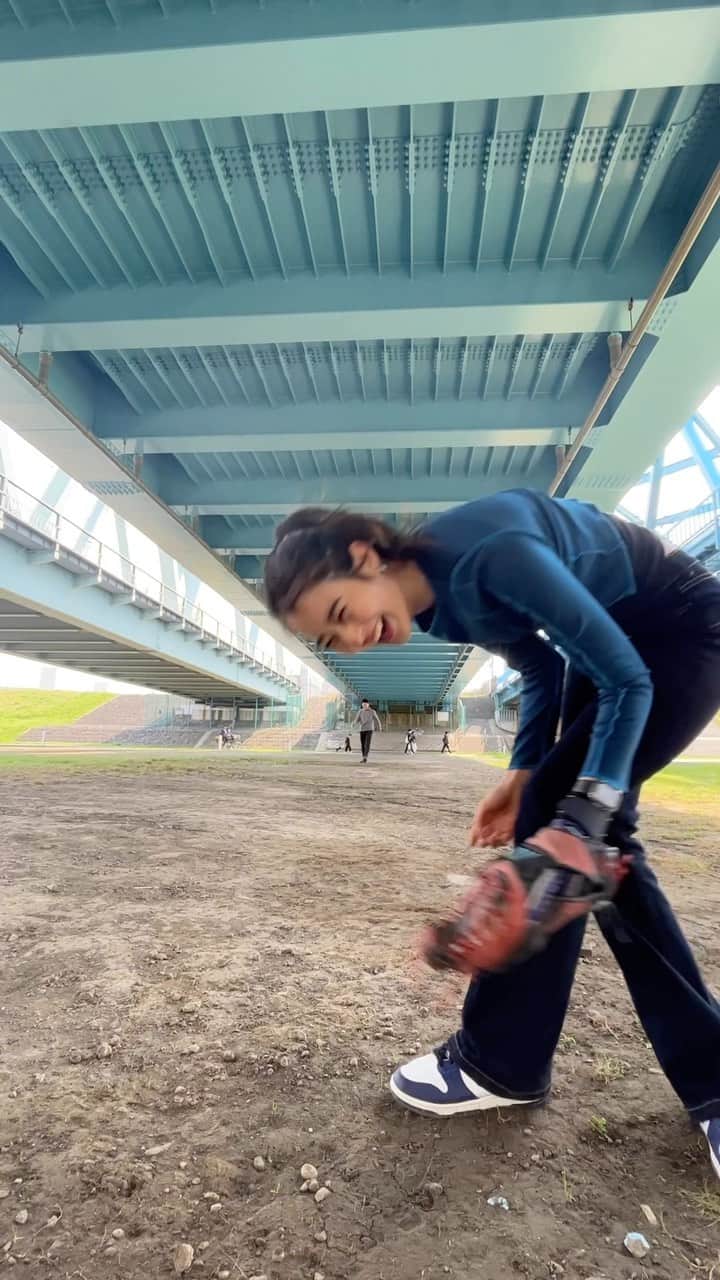青野楓のインスタグラム：「絶対に顔に当てちゃいけないからちょっと低めなだけでびびった。笑 そしてiPhoneが画角空気読んできた🤔  #野球#baseball#야구#棒球##bóngchày」