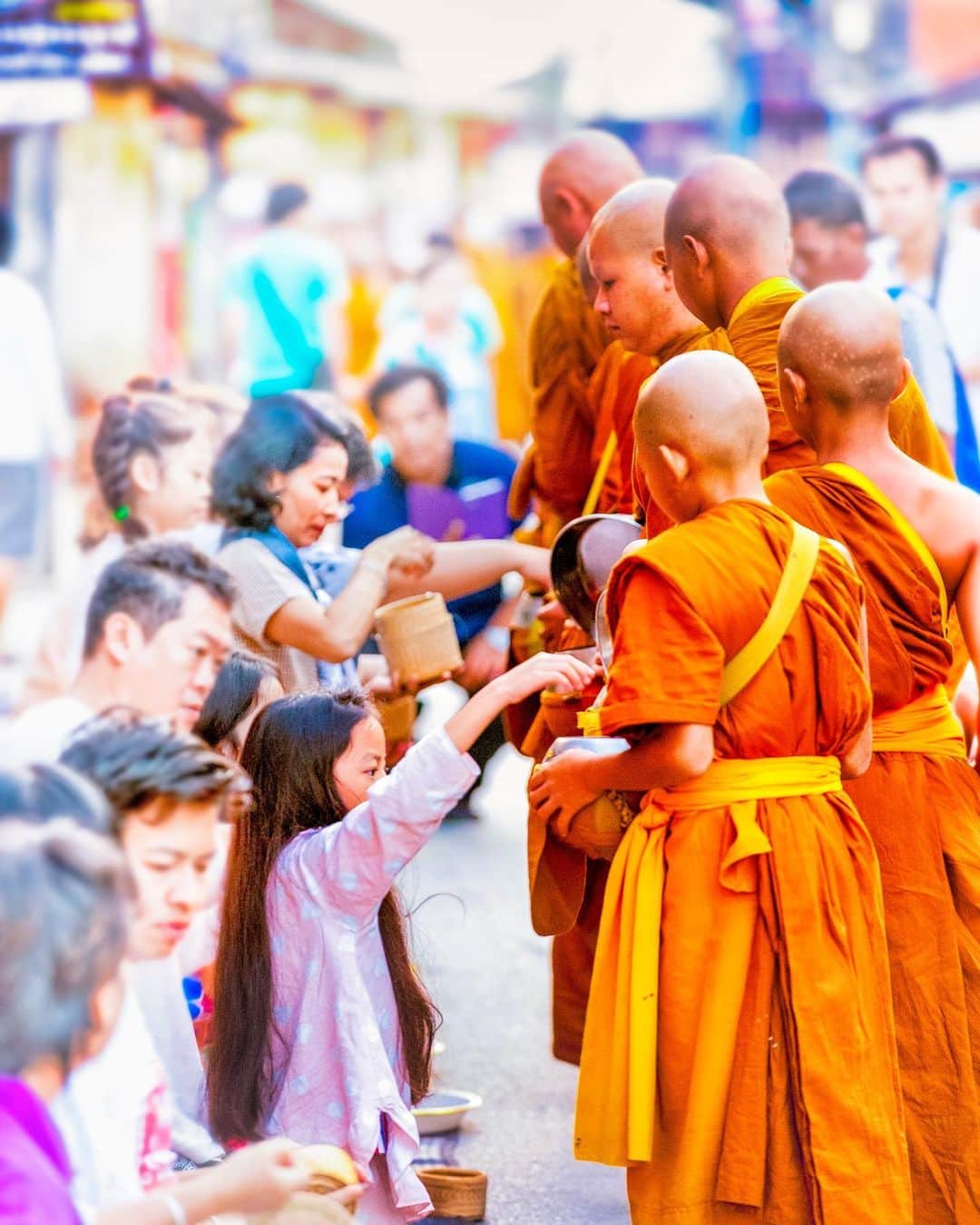 タイ国政府観光庁のインスタグラム：「. ༉‧₊˚ 🇹🇭わざわざ行きタイ旅！ ⠀ ⋯⋯⋯⋯⋯⋯⋯⋯⋯⋯⋯⋯✈  毎週土曜日は、まだあまり知られていないタイのスポットをご紹介♪   今回はチェンカーンでの「タンブン」体験へ✨  北イサーンのルーイ県北方に位置する、チェンカーン。 メコン川沿いの小さなこの町でも見られるのが、「托鉢」です🙏  毎朝６時過ぎになると、メインストリートを僧侶たちが列をなして歩きます💨 地元の人々は竹籠にもち米を用意し、これを僧侶に「タンブン」＝「徳を積む行為」するのが伝統的な習わしです🕊  この「タンブン」は、ツーリストも体験可能🙆‍♀️ 年長者を敬い、仏教の教えを守る――タイに根付く文化に触れながら、この土地ならではの風習を体験してみてはいかがでしょう？☺️  ☆「行ってみたい！」：いいね❤をタップ ★「参考になった！」：保存ボタン🔖をタップ  #タイ #ルーイ #チェンカーン  #托鉢 #托鉢風景 #タンブン #タイ寺院 #お寺巡り #秘境 #ローカル体験 #チェンカーンウォーキングストリート  #こんなタイ知らなかった #もっと知りタイ  #タイ旅行 #旅好きな人と繋がりたい #旅行好きな人と繋がりたい #海外旅行 #thailand #loei #loeitrip #chiangkhan #chiangkhantrip #isan #thainess #amazingthailand #thailandtravel #thailandtrip #thaistagram #lovethailand #amazingnewchapters」