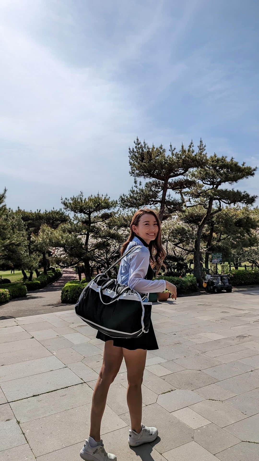 李 雨瀟のインスタグラム：「1年ぶりの宮崎合宿⛳️ ゴルフする場所で日本で1番好きな場所🙈 フェニックスとUMKの2ラウンド✌️ 4人で熱い戦いをしてきました🔥 . どこか遠征する時はなるべく荷物を少なくしたい派で、新しくボストンバックをおろしたの🫶 小さく見えるけど大容量で2泊3日だけどこれで全然足りた✨スポーティー感がいいでしょ🤭 @lesportsacjapan  いいお天気でまた行きたいなぁー🌸 . . #yuxiao_outfits #outfits #ootd #ゴルフ合宿 #宮崎 #レスポートサック  #フェニックスカントリークラブ #宮崎ゴルフ　 #ゴルフ⛳️ #ゴルフ女子 #ゴルフコーデ」