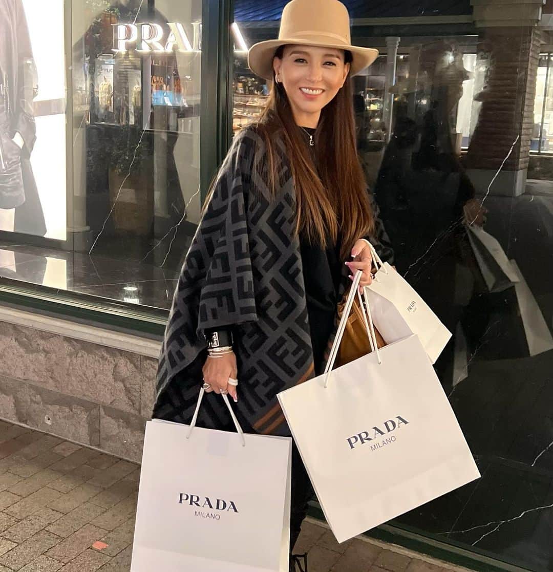 のインスタグラム：「私もprada . めっちゃ可愛いものが GETできた💓 ． 後で開封しまーす💓 ． #prada  #shopping  #御殿場アウトレット」