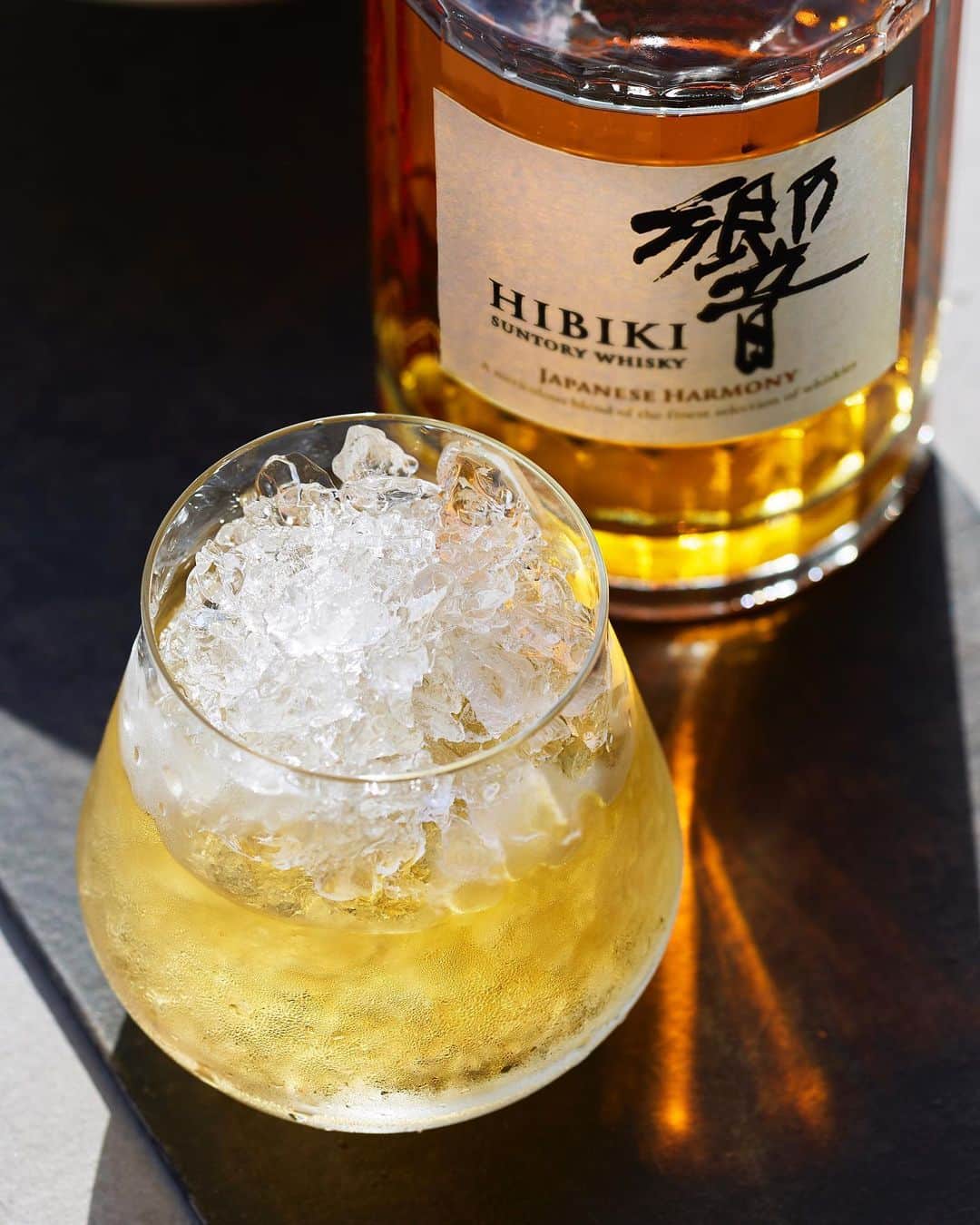 響 | SUNTORY WHISKY HIBIKIさんのインスタグラム写真 - (響 | SUNTORY WHISKY HIBIKIInstagram)「. HIBIKI TIME ～二十四節気・春分～  グラスの中が、水面のように煌めいて。 The whisky with crushed ice glitters like the surface of the water.  #hibiki #響 #hibiki_time #二十四節気 #24seasons #清明 #seimei #withnature #クラッシュアイス #crushedice #bacarrat #ウイスキーミスト #whiskymist #琥珀 #amber」4月8日 18時05分 - suntorywhisky_hibiki