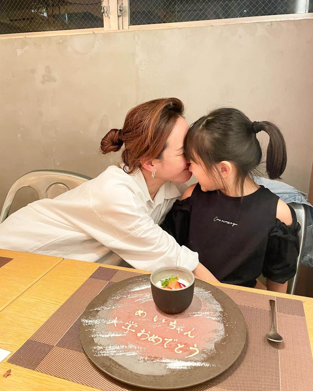秋定麻紀子さんのインスタグラム写真 - (秋定麻紀子Instagram)「お祝い嬉しかったね。  いっぱいありがとう。  最後の写真でミラクル。 私と娘の頭文字が。」4月8日 18時06分 - makiakisada