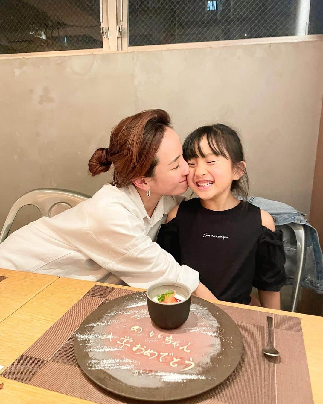 秋定麻紀子のインスタグラム：「お祝い嬉しかったね。  いっぱいありがとう。  最後の写真でミラクル。 私と娘の頭文字が。」