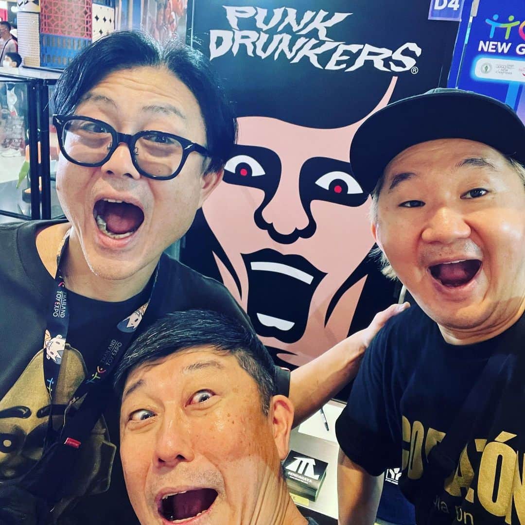 植田朝日のインスタグラム：「🇹🇭🇹🇭🇹🇭  バンコクにいるのに続々と仲間から連絡が来る⁉️  キン肉マン アパレルでお馴染みのバンバンビガロのギャミーと"アイツ"でお馴染みパンクドランカーズの里見くんと合流‼️  てか、仲間が海外でも活躍してのを見ると嬉しいし刺激になるね！w  #FooTravelleR #朝日旅 #thailand #bangkok #タイ #バンコク #キン肉マン #パンクドランカーズ」