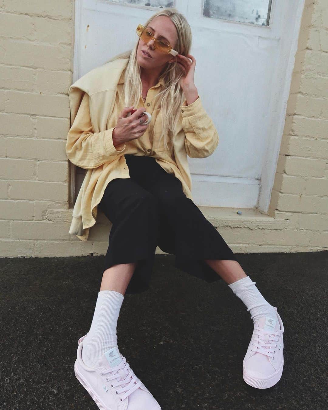 ローラ・エンバーのインスタグラム：「Lay dayyyyy ☕️ @cariuma | So good to be back at bells 💛」