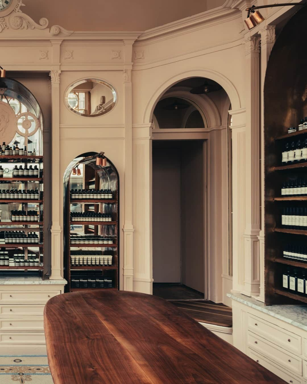 イソップさんのインスタグラム写真 - (イソップInstagram)「Aesop Utrechtsestraat: sensual curves revitalise a historic sweet shop.   A collaboration with Studio Valentin Loellmann, this Amsterdam store inhabits a seventeenth-century corner building that speaks a geometric language of ovals and lines. Arched joinery wraps the room, recalling the locale’s past life as a sweet shop. In dialogue with these structures, Loellman created a series of handmade timber and copper pieces that lend the store a warm, nuanced personality.   Photography by @romainlaprade.」4月8日 18時00分 - aesopskincare