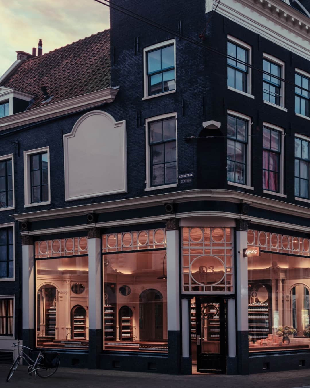 イソップさんのインスタグラム写真 - (イソップInstagram)「Aesop Utrechtsestraat: sensual curves revitalise a historic sweet shop.   A collaboration with Studio Valentin Loellmann, this Amsterdam store inhabits a seventeenth-century corner building that speaks a geometric language of ovals and lines. Arched joinery wraps the room, recalling the locale’s past life as a sweet shop. In dialogue with these structures, Loellman created a series of handmade timber and copper pieces that lend the store a warm, nuanced personality.   Photography by @romainlaprade.」4月8日 18時00分 - aesopskincare