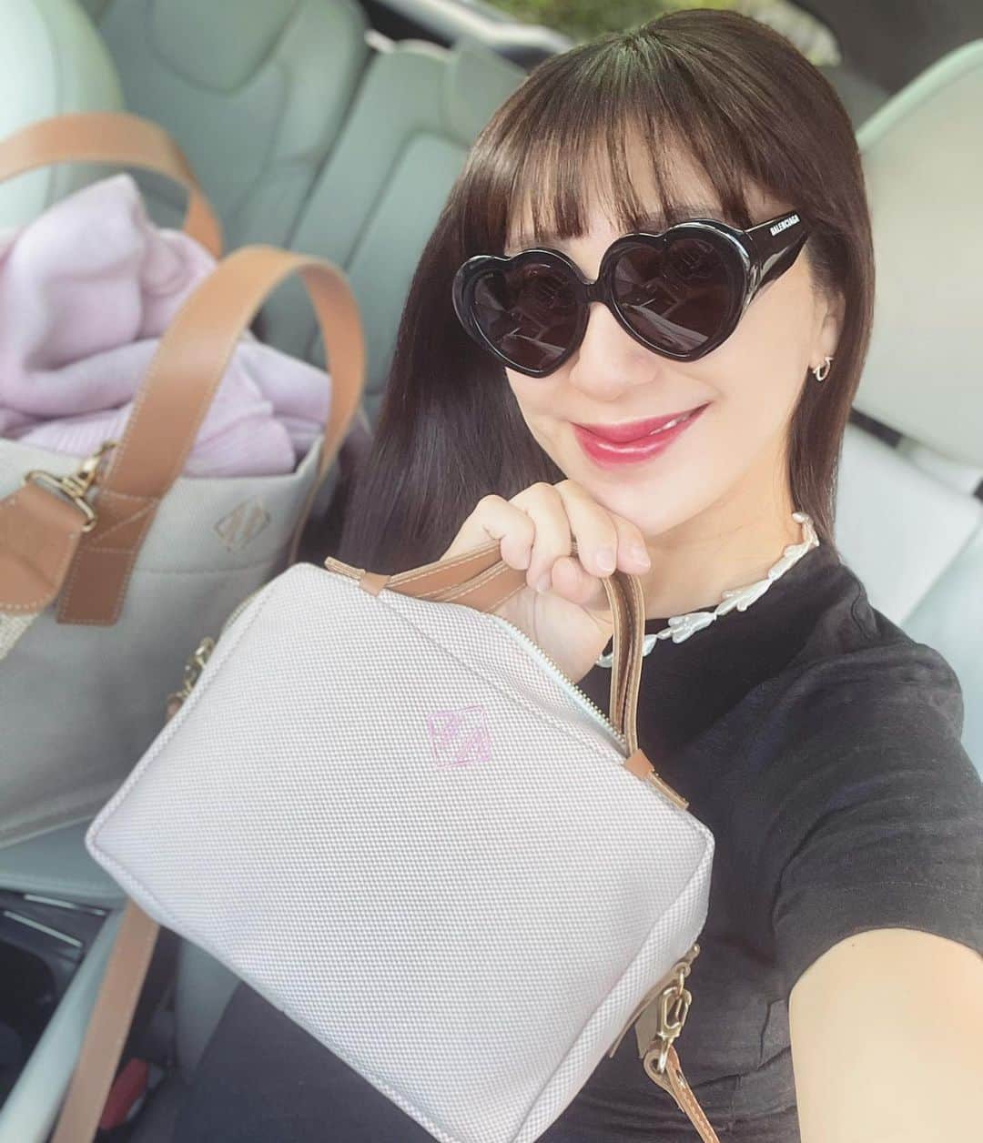 のインスタグラム：「実家へワープ🏡 ママの美味しいご飯をお目当てに🍽🤤❤️ ここ数日はお料理もせず 産後1ヶ月はつかれないお風呂にゆっくりつかったり のんびりのんびりしています✨  4月22日にJNHeartsは２周年を迎えます🎉 ２周年はNew fabricのお鞄の発売や お洋服の発売を予定しています💓 Specialな企画もありますので 皆様楽しみにしていてくださいね❤️ #love」