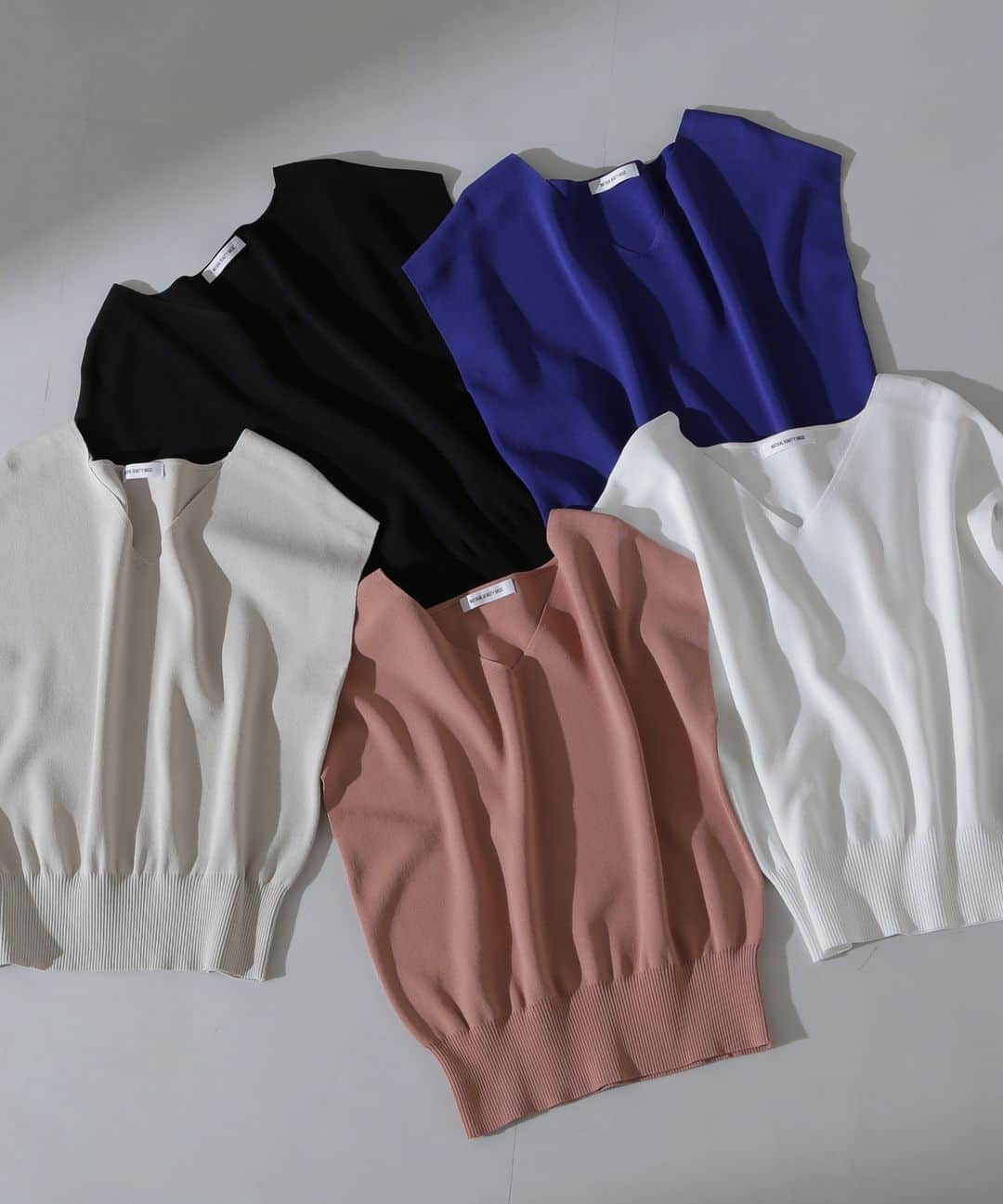 NATURAL BEAUTY BASICのインスタグラム：「2023 spring/summer PRE ORDER.  ✔＜総針フレンチスリーブニット＞Vネック ¥5,940 tax in color:オフ/クロ/ベージュ/ロイヤルブルー /コーラル size:FR #0173170511 5月中旬-下旬入荷予定  顔まわりをスッキリと見せてくれるVネックの総針ニット。肩にかかるフレンチスリーブで、気になる二の腕をさりげなくカバー。 裾のリブを長めに編み立てているのでINはもちろん、OUTして着ても自然にブラウジングしたような着こなしがかないます。 ベーシックデザインなので、どんなボトムスとも合わせやすく、オフィスにはもちろんデイリーに活躍します。  #サマーニット #総針ニット #フレンチスリーブニット #カラーニット #ニットコーデ #春カラー #spring #春コーデ #スプリングコーデ #夏先取 #夏コーデ #初夏 #お出かけコーデ #カジュアルコーデ  #オフィスコーデ #オフィスカジュアル #通勤コーデ #大人可愛い #カラーコーデ #着回しコーデ #きれいめカジュアル #大人カジュアル #ベーシックコーデ #ベーシック #ナチュラルコーデ #トレンドスタイル #シンプルコーデ #ナチュラルビューティーベーシック #naturalbeautybasic」