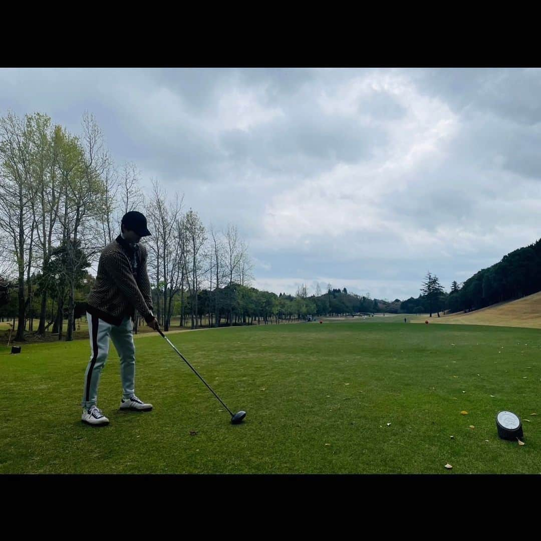 結木滉星のインスタグラム：「ゴルフ行った時の⛳️ 一生懸命素振りしてる所撮られました！ もっと上手くなってやる💪  #結木滉星 #ゴルフ #次はショット動画を #ベストは言えません #ごめんなさい #また載せます」