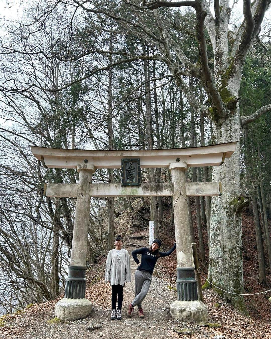 清水みさとさんのインスタグラム写真 - (清水みさとInstagram)「三峯神社の奥宮目指して妙法ヶ岳を登って、降りて、本堂にいって、武甲温泉のサウナでととのったリョウコさんとわたし🌿⛰  動き出しそうな木々に囲まれて、丸出しの根っこの上をおじゃましながら1時間半。 空気もおいしくて、きもちよかった〜〜！ 頂上でおにぎり食べる夢を叶えられてうれしい🍙 最高の一日！  #朝6時から夜21時まで車で山で一生おしゃべりしてたわたしたち👼 #三峯神社奥宮  #武甲温泉」4月8日 18時00分 - misatoshimizu35
