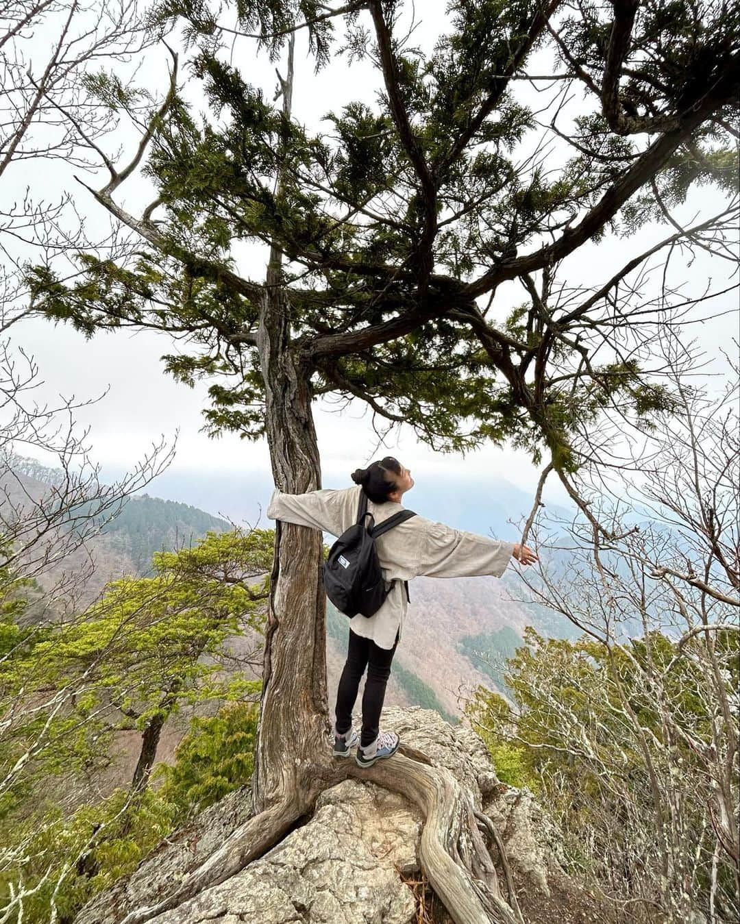 清水みさとのインスタグラム：「三峯神社の奥宮目指して妙法ヶ岳を登って、降りて、本堂にいって、武甲温泉のサウナでととのったリョウコさんとわたし🌿⛰  動き出しそうな木々に囲まれて、丸出しの根っこの上をおじゃましながら1時間半。 空気もおいしくて、きもちよかった〜〜！ 頂上でおにぎり食べる夢を叶えられてうれしい🍙 最高の一日！  #朝6時から夜21時まで車で山で一生おしゃべりしてたわたしたち👼 #三峯神社奥宮  #武甲温泉」