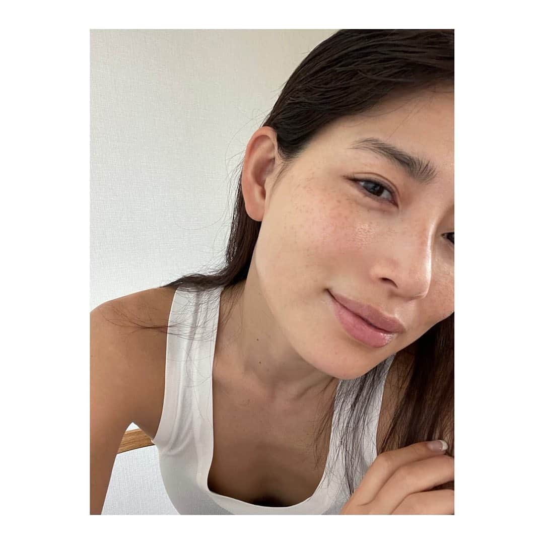 JUNNAさんのインスタグラム写真 - (JUNNAInstagram)「THREEのブランドのデビュー時に生まれた「バランシング」ラインが、2023年春にリニューアル  “美容液級”のとろみをもつ化粧水は顔にゆっくりなじませると、花蜜のようなテクスチャーの滴が、まろやかに肌に浸透。ブレンド精油と果実由来のボタニカルウォーターの力で、しっとり柔らかな肌へ  スキンケアの最後にはモイスチャライザーで保湿ケア。コクのある濃密な乳液はシトラスハーバルの清々しい香り。心地の良い香りに包まれながらのスキンケア時間は芳香植物の力と国産植物の恵みを取り入れた製品を展開するTHREEの魅力。  @threecosmetics   #THREE #スキンケア #only」4月8日 18時00分 - junna