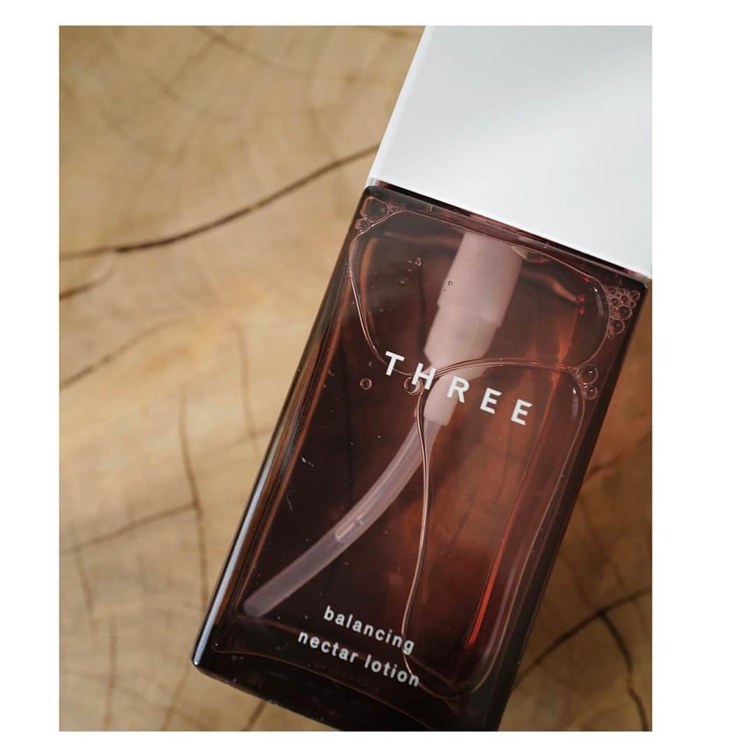 JUNNAのインスタグラム：「THREEのブランドのデビュー時に生まれた「バランシング」ラインが、2023年春にリニューアル  “美容液級”のとろみをもつ化粧水は顔にゆっくりなじませると、花蜜のようなテクスチャーの滴が、まろやかに肌に浸透。ブレンド精油と果実由来のボタニカルウォーターの力で、しっとり柔らかな肌へ  スキンケアの最後にはモイスチャライザーで保湿ケア。コクのある濃密な乳液はシトラスハーバルの清々しい香り。心地の良い香りに包まれながらのスキンケア時間は芳香植物の力と国産植物の恵みを取り入れた製品を展開するTHREEの魅力。  @threecosmetics   #THREE #スキンケア #only」