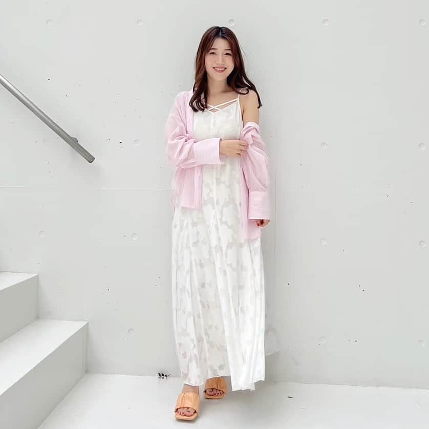 のインスタグラム：「. ／ ＃ mm泉里香公開 & ワンピースフェア開催中！  ワンピが最大ポイント20倍 詳細は @mercuryduo_styling  トップURLまたはストーリーからCHECK ＼ ⁡  #カットジャガードベア付キャミワンピース color:ivory/lime size:S/M 1,980ポイント付与  #シアーストライプシャツ color:pink/blue/beige size:F  #スクエアトゥギャザーサンダル color : orange/darkbrown/lavender size : 36/38  ※お気に入り追加でポイントプレゼント中！  ⁡ アイテム詳細やポイントGETは  @mercuryduo_stylingのTOPリンクより 公式サイトRUNWAY channelをご覧ください。  【着用スタッフ】 @mercuryduo_asako / 156cm 骨格ウェーブ / イエベ春 ⁡ ⁡  ＿＿＿＿＿＿＿＿＿＿＿＿＿＿＿＿＿＿＿＿＿＿＿＿＿＿  ⁡ @mercuryduo_com   #MERCURYDUO #公式通販RUNWAYchannel #マーキュリーデュオ  ＿＿＿＿＿＿＿＿＿＿＿＿＿＿＿＿＿＿＿＿＿＿＿＿＿＿ #ワンピースコーデ#ワンピコーデ#キャミワンピース#キャミワンピコーデ#キャミワンピースコーデ#シアーシャツ#ストライプシャツコーデ#ストライプシャツ#ピンクシャツ#シアーシャツコーデ#春服コーデ#大人可愛いコーデ#大人かわいいコーデ#カフェコーデ#旅行コーデ#骨格ウェーブコーデ#イエベ春コーデ」