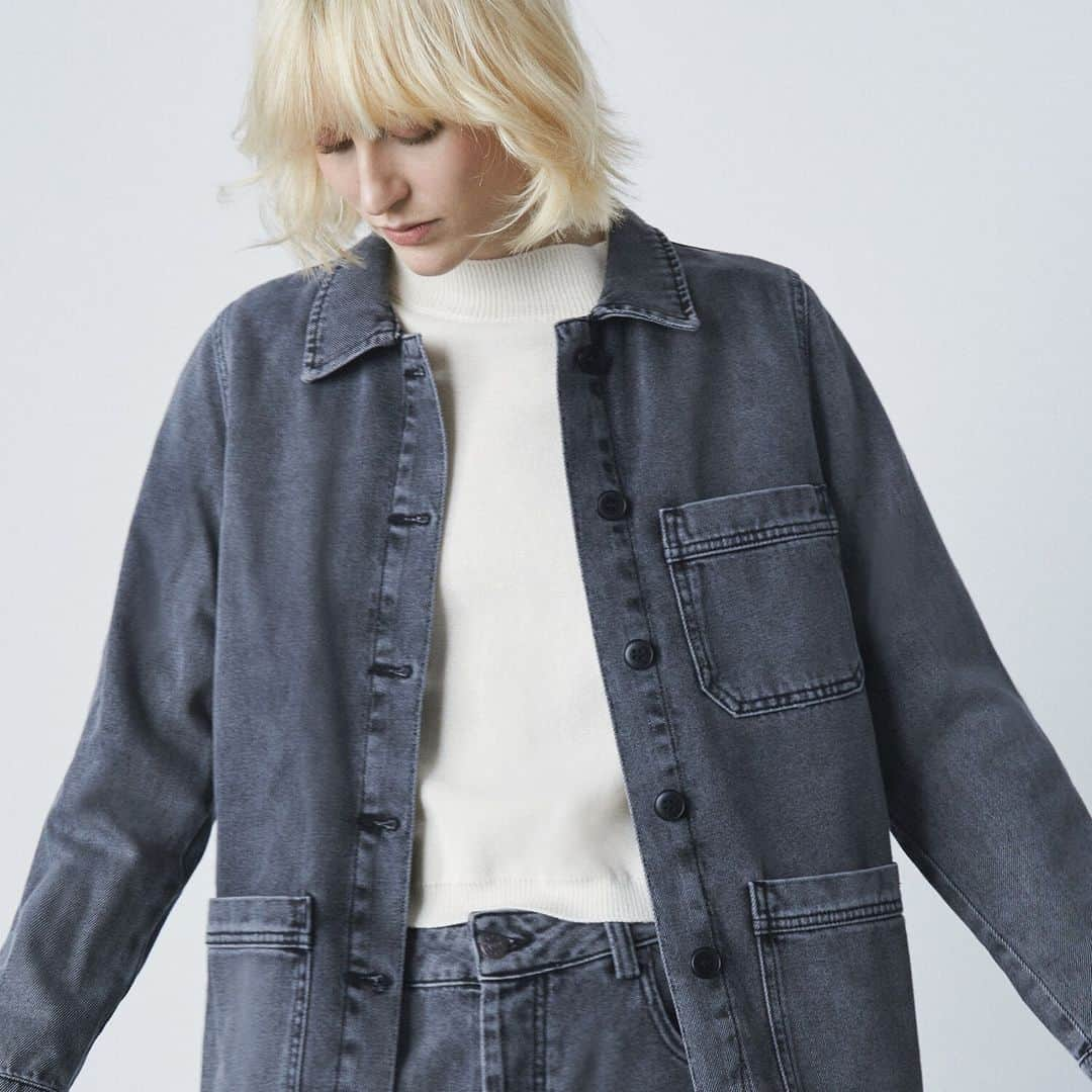 ル・モンサンミッシェルのインスタグラム：「The work jacket of the good days: the Victorine in 100% cotton denim.  The strength of a timeless design mixed with the retro style of the 90s, we love this jacket in its new faded grey colour.  –  La veste de travail des beaux jours : la Victorine en denim 100% coton.  La force d’un intemporel mêlé au style retro des années 90, nous adorons cette veste dans sa nouvelle teinte gris délavé.    #lemontsaintmichel #lemontstmichel #frenchbrand #marquefrançaise #bienfait #slowfashion #knitwear #workwear #vestedetravail」