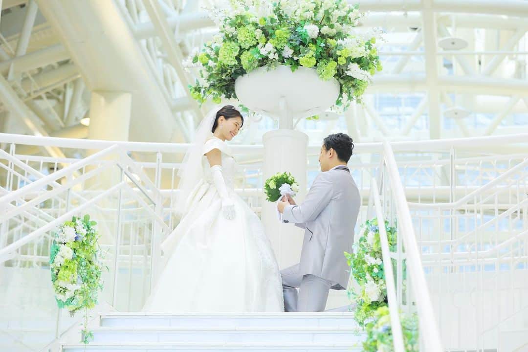 ルミアモーレのインスタグラム：「. 𓈒𓂃💐💍𓈒𓂃 ブーケ・ブートニアセレモニー と迫力ある大階段からの入場！ 唯一無二の大階段での演出が叶います！！！ 映画のワンシーンのような 入場体験も見学時に可能ですのでぜひお越しくださいませ！   #lumiamore  #ルミアモーレ   #チャペル挙式  #結婚式   #結婚式場探し  #結婚式場   #白いチャペル   #青いバージンロード    #2023春婚プレ花嫁   #2023夏婚プレ花嫁   #2023秋婚プレ花嫁   #2023冬婚プレ花嫁   #プレ花嫁さんと繋がりたい   #プレ花嫁」