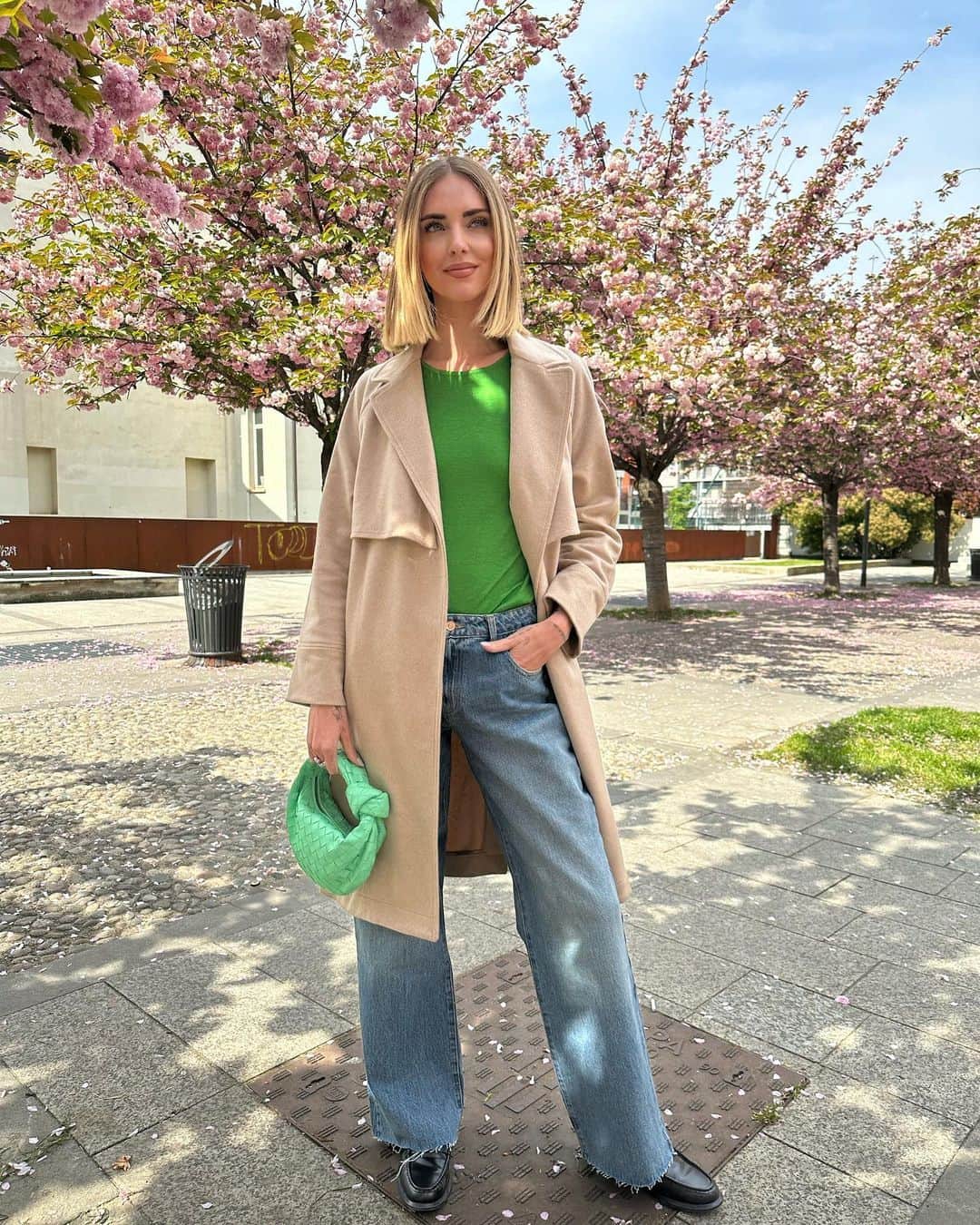 キアラ・フェラーニさんのインスタグラム写真 - (キアラ・フェラーニInstagram)「Spring days in Milan 🌸 Yesterday I wore the softest cashmere sweater and trench coat from @falconeriofficial #adv #Falconeri」4月8日 18時14分 - chiaraferragni