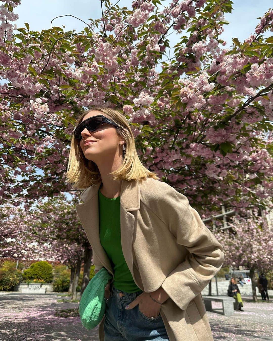 キアラ・フェラーニさんのインスタグラム写真 - (キアラ・フェラーニInstagram)「Spring days in Milan 🌸 Yesterday I wore the softest cashmere sweater and trench coat from @falconeriofficial #adv #Falconeri」4月8日 18時14分 - chiaraferragni