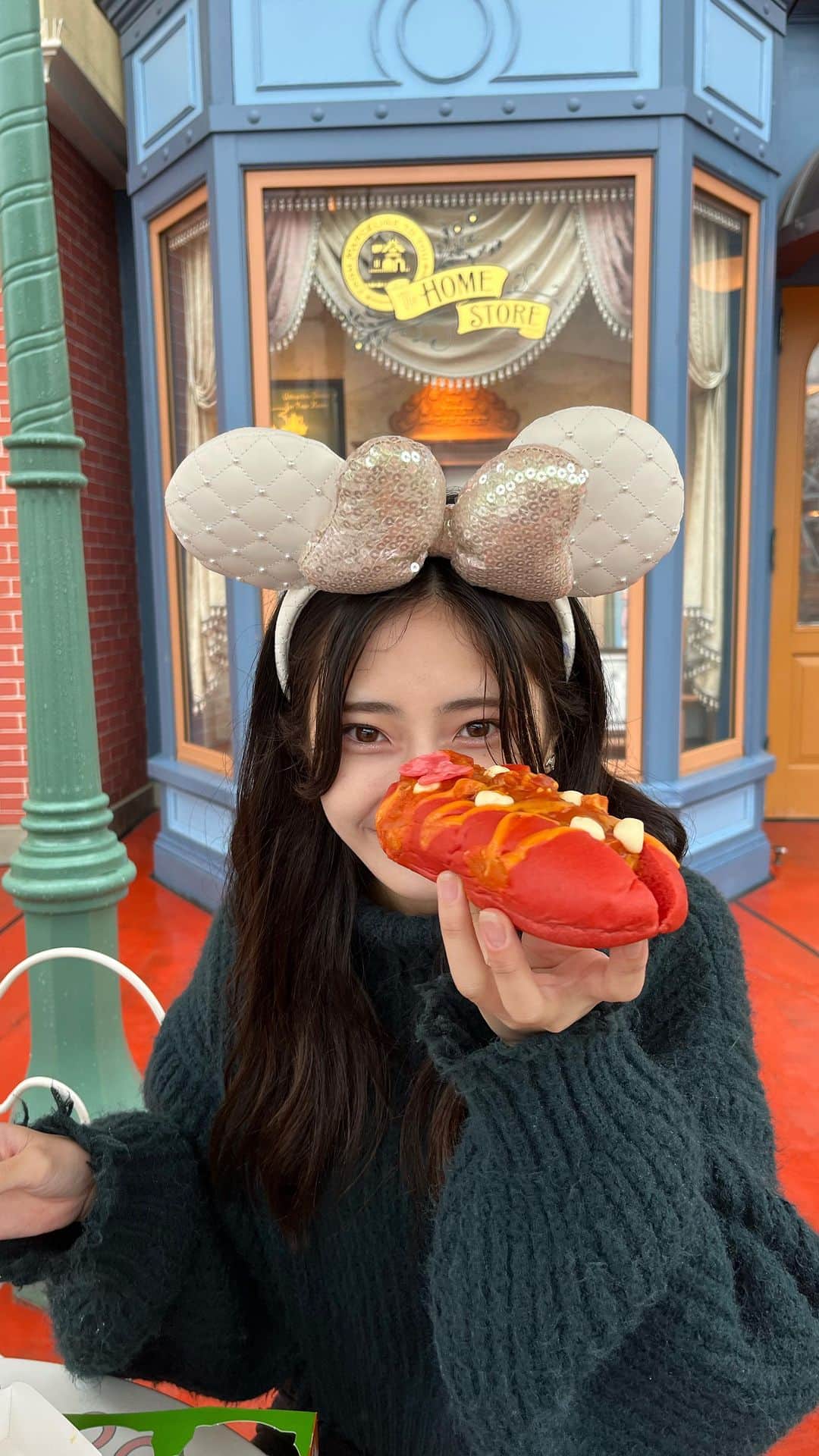 大西陽羽のインスタグラム：「ミニーちゃんのホットドック食べた」