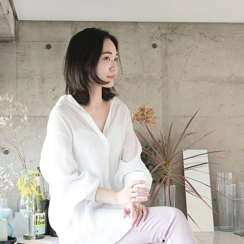 Eri Satoさんのインスタグラム写真 - (Eri SatoInstagram)「【white×pinkコーデ】 · tops,pants: @reca_official · @reca_official の #ボリュームスリーブシアーシャツ パンツもreca 白とピンクは春に必ずする組み合わせ🥰 シャツ苦手だけど（なんか先生ぽくなる） 柔らかいシアーシャツなら 骨格ウェーブでも大丈夫👌 · 先日の撮影の時のカメラテスト📸 なので髪ボサボサだけど😅 メンズのモデルさんが20歳で震えた 小道具で貸した私のガラケーと同じ年だねって笑 ここのスタジオ、おしゃれだったな💞 · · #reca #recaコーデ#高身長コーデ#ママコーデ#カジュアル#パンツコーデ #ファッション#コーディネート#プチプラ#プチプラコーデ#春コーデ#シャツコーデ#mamagirl#locari#partegram#カジュアル#お洒落さんと繋がりたい」4月8日 18時08分 - satoeri626