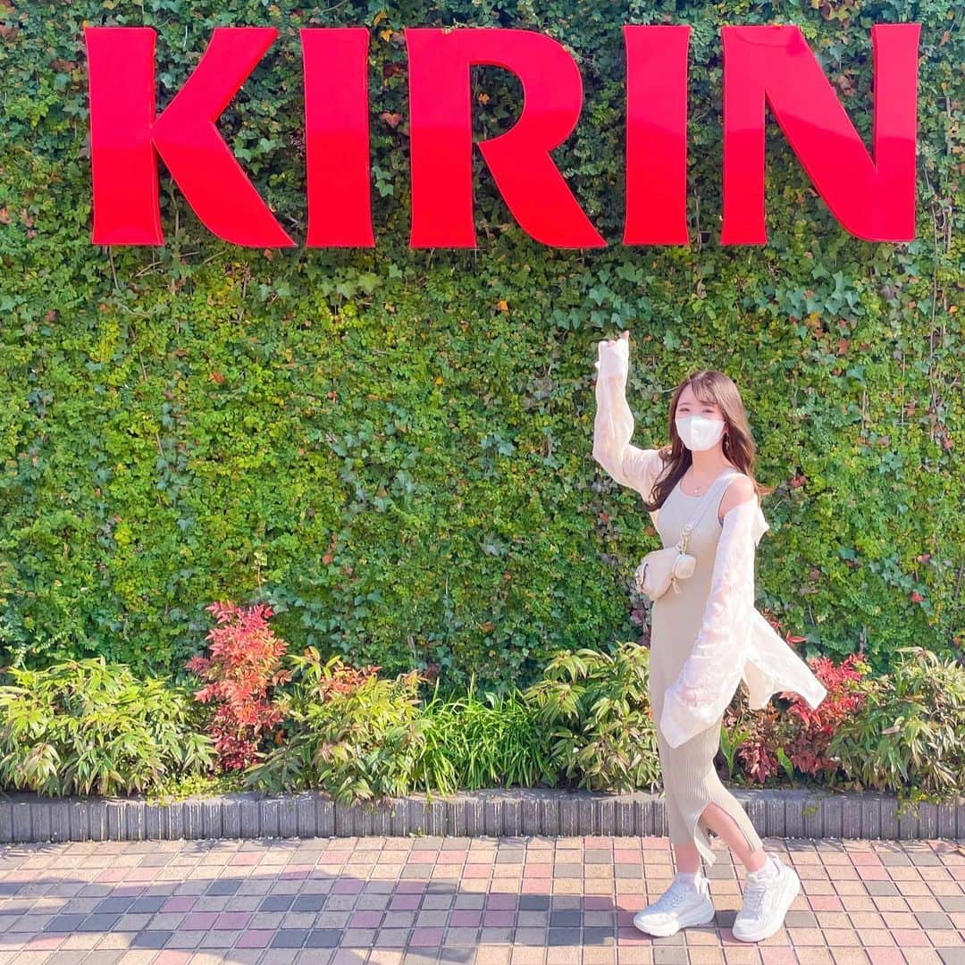 Kanaのインスタグラム：「ㅤ ㅤ キリンビール工場に 行ってきた〜〜〜🦒🍺❤️ ㅤ ㅤ まず、工場見学コーデはこちら🌿🫧 ㅤ shirt / @bab.showroom knit one-piece / @snidel_official sneakers / @uggjapan bag / @idealofsweden ㅤ お洋服は4枚目が見やすいかもです🙈 ( クレープはビール工場じゃないよっ🧁笑 ) この季節、シアーシャツがあると コーデ組みやすくて便利だなぁ~🫶🏻🤍  ㅤ ㅤ そして工場見学、めちゃくちゃ良かったので 載せちゃいます🫣💞 なんかキリンのPR感すごいけど全然違うよ🥹笑 ㅤ ㅤ まず工場見学の内容が濃くて すご〜く楽しくて🥺❣️ (ガイドのお兄さんが、 ディズニーのキャストさんかな！？ ってくらい案内上手で丁寧な方でした💁🏻‍♂️✨) ㅤ 見学後にまずプロの方が注いでくれる 工場直送ビール🍺を味わい その後に3種類の飲み比べを🍺🍺🍺 途中でいただいたおつまみもおいしかったなぁ🤤 ㅤ 工場見学で知識を入れた後に飲む 一番搾り、格別でした🥴 ㅤ ㅤ これ、なんと¥500で楽しめるんです💰 すごすぎる〜〜🫨 おすすめすぎる〜〜〜🫨🫨🫨 ㅤ ㅤ ㅤ ㅤ ㅤ ㅤ ㅤ ㅤ #bab #babcode #春コーデ #スニーカーコーデ #シアーシャツ #シアーシャツコーデ #キリンビール工場 #キリンビール工場横浜 #生麦 #工場見学 #ビール #キリンビール #一番搾り #乾杯のある暮らし #生麦 #beer #kirin #kirinichiban #kirinbeer」