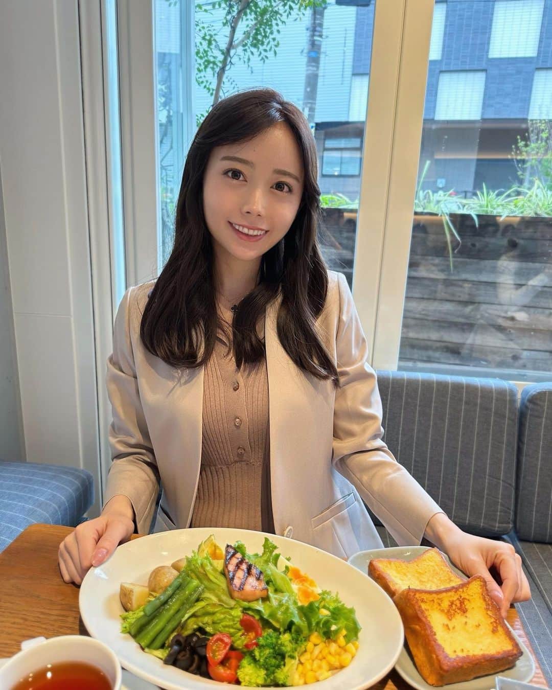 のインスタグラム：「パーソナルトレーニング後のご褒美ランチ🥗✨  トレーナーのジェシーさんから炭水化物を取るのも大事だと教えてもらったので、フレンチトーストを食べちゃいました🫶笑 (食べ過ぎ注意ですが🤣)  運動しながら、正しい食事管理についても教えてもらえるので、とてもありがたいです✨  私の紹介だと伝えると、1000円で体験できるそうなので、ご興味のある方はぜひ☺️ (ストーリーにリンク貼ります✨) @andbody.official   #mercerbrunch #フレンチトースト #サラダ #ランチ #おでこ #パーソナルトレーニング #パーソナル #パーソナルジム #筋トレ初心者 #アナウンサー #セントフォース #辻満里奈」