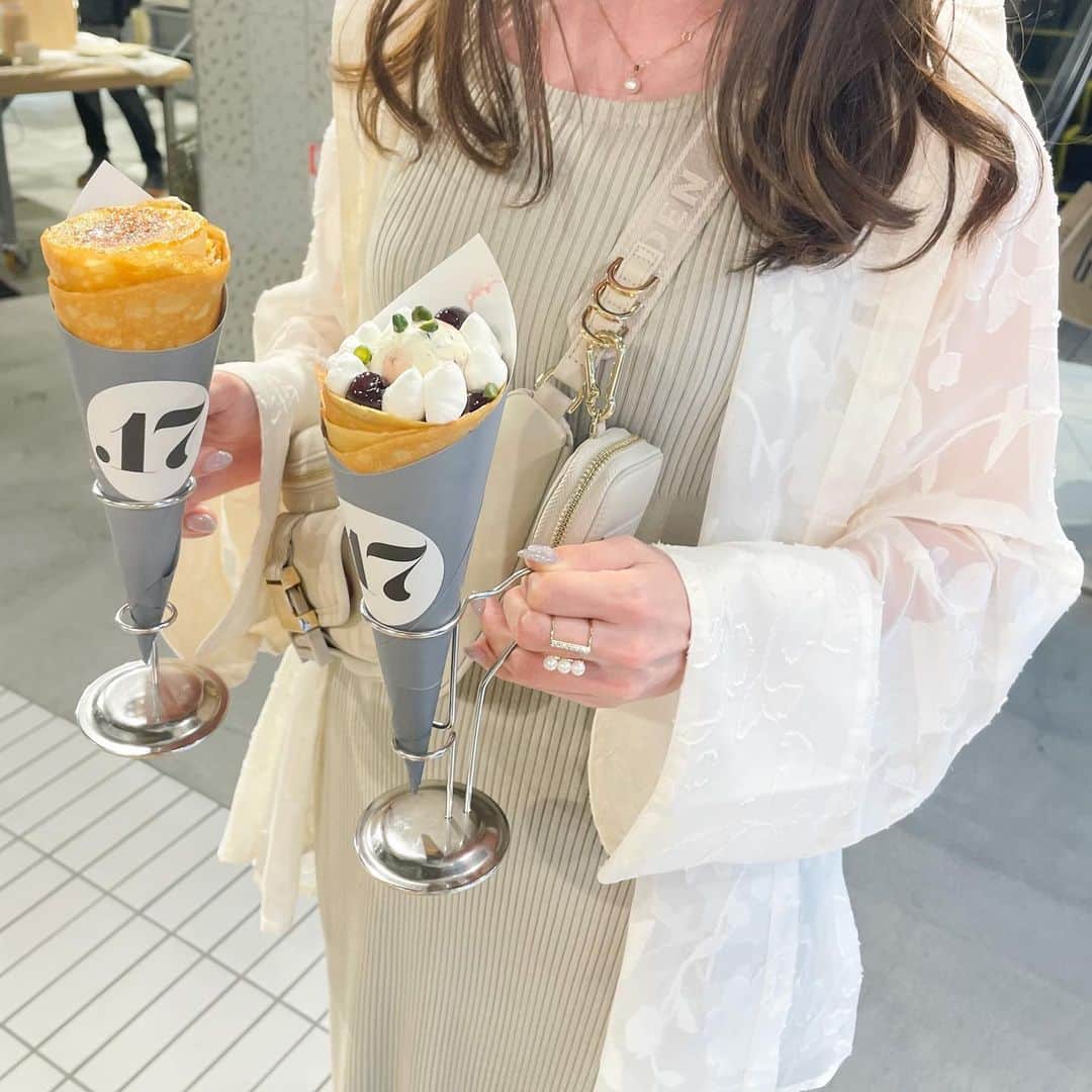 Kanaさんのインスタグラム写真 - (KanaInstagram)「ㅤ ㅤ キリンビール工場に 行ってきた〜〜〜🦒🍺❤️ ㅤ ㅤ まず、工場見学コーデはこちら🌿🫧 ㅤ shirt / @bab.showroom knit one-piece / @snidel_official sneakers / @uggjapan bag / @idealofsweden ㅤ お洋服は4枚目が見やすいかもです🙈 ( クレープはビール工場じゃないよっ🧁笑 ) この季節、シアーシャツがあると コーデ組みやすくて便利だなぁ~🫶🏻🤍  ㅤ ㅤ そして工場見学、めちゃくちゃ良かったので 載せちゃいます🫣💞 なんかキリンのPR感すごいけど全然違うよ🥹笑 ㅤ ㅤ まず工場見学の内容が濃くて すご〜く楽しくて🥺❣️ (ガイドのお兄さんが、 ディズニーのキャストさんかな！？ ってくらい案内上手で丁寧な方でした💁🏻‍♂️✨) ㅤ 見学後にまずプロの方が注いでくれる 工場直送ビール🍺を味わい その後に3種類の飲み比べを🍺🍺🍺 途中でいただいたおつまみもおいしかったなぁ🤤 ㅤ 工場見学で知識を入れた後に飲む 一番搾り、格別でした🥴 ㅤ ㅤ これ、なんと¥500で楽しめるんです💰 すごすぎる〜〜🫨 おすすめすぎる〜〜〜🫨🫨🫨 ㅤ ㅤ ㅤ ㅤ ㅤ ㅤ ㅤ ㅤ #bab #babcode #春コーデ #スニーカーコーデ #シアーシャツ #シアーシャツコーデ #キリンビール工場 #キリンビール工場横浜 #生麦 #工場見学 #ビール #キリンビール #一番搾り #乾杯のある暮らし #生麦 #beer #kirin #kirinichiban #kirinbeer」4月8日 18時09分 - kalnnas2