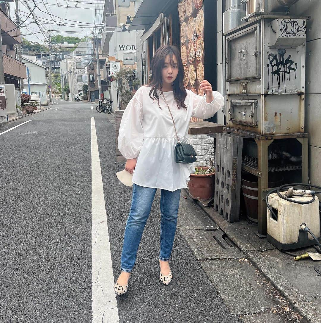 山田菜々さんのインスタグラム写真 - (山田菜々Instagram)「今日はとてもシンプルに🌸 とても着やすくて動きやすい...🏃 のにふんわり女性らしいトップス✨  前後2wayでじゃぶじゃぶ洗えてシワがつきにくいノーアイロン素材🥹✌️  わたしみたいに小さい人に″ちょうどいい″Sサイズが発売されました😎🫶🏻 ありがたいねぇ🥹💕  クーポンがあるのでぜひお得に♡ 4/8 10:00〜4/9 9:59まで24時間限定。 定価3960円が半額クーポン利用で1980円(送料無料)  この春大活躍させます☺️✌️  #kirakira_style #kirakirashop #PR」4月8日 18時09分 - tannana.yamada