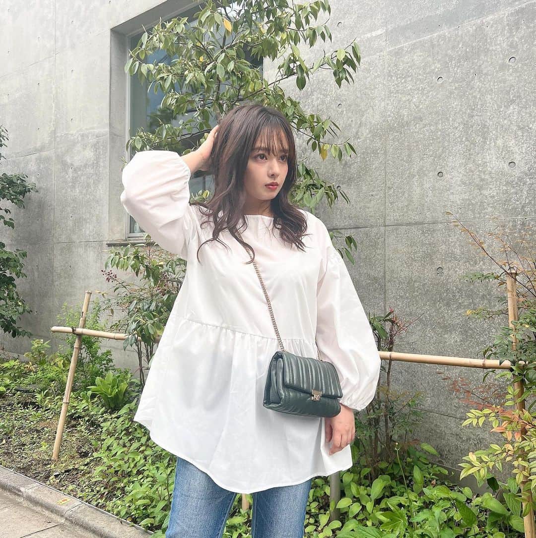 山田菜々のインスタグラム：「今日はとてもシンプルに🌸 とても着やすくて動きやすい...🏃 のにふんわり女性らしいトップス✨  前後2wayでじゃぶじゃぶ洗えてシワがつきにくいノーアイロン素材🥹✌️  わたしみたいに小さい人に″ちょうどいい″Sサイズが発売されました😎🫶🏻 ありがたいねぇ🥹💕  クーポンがあるのでぜひお得に♡ 4/8 10:00〜4/9 9:59まで24時間限定。 定価3960円が半額クーポン利用で1980円(送料無料)  この春大活躍させます☺️✌️  #kirakira_style #kirakirashop #PR」