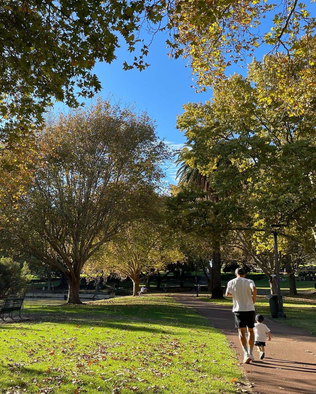 福間文香のインスタグラム：「"Hyde Park" 1番大好きな公園🌳  @millerandbaker  @chubakery  @artemcoffee   コーヒーとパンを買ってお散歩するのがいつものコース🥐☕️  遊具もあって👦🏻も大好きでした♡  #throwbackperth  #memories #perth2021-22 #Hydepark #Perth #australia」
