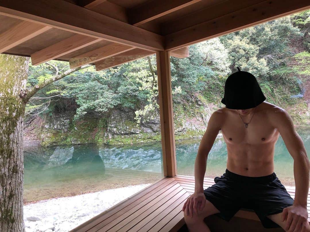 のインスタグラム：「神奈川県相模原市にある「DAICHI silent river」でととのってきました！  貸切サウナで、薪を割って、自分たちでゼロから火をつけていくほぼ“キャンプ”でした。笑  ただ、自然の中でととのうサウナは格別で、川の音、薪のパチパチという音、友達が薪を割る音、全部感じてととのい散らかしました。  アウトドアサウナがこんなに良いものだとは思わなかった。。  #サウナ #サウナイキタイ #サウナー #daichisilentriver」