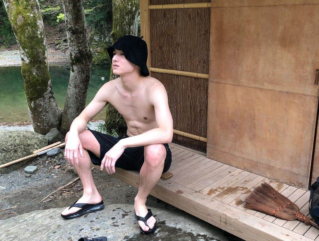 岩城滉太さんのインスタグラム写真 - (岩城滉太Instagram)「神奈川県相模原市にある「DAICHI silent river」でととのってきました！  貸切サウナで、薪を割って、自分たちでゼロから火をつけていくほぼ“キャンプ”でした。笑  ただ、自然の中でととのうサウナは格別で、川の音、薪のパチパチという音、友達が薪を割る音、全部感じてととのい散らかしました。  アウトドアサウナがこんなに良いものだとは思わなかった。。  #サウナ #サウナイキタイ #サウナー #daichisilentriver」4月8日 18時11分 - kota_iwaki