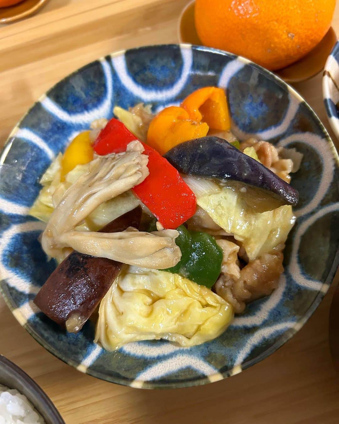 阪本智子さんのインスタグラム写真 - (阪本智子Instagram)「🍳♡  #おうちごはん 回鍋肉定食！  野菜がたくさん食べたかったので、 色んな料理に使ってみました♪  🥢お品書き🥢 ・回鍋肉 ・蓮根の唐揚げ ・かぼちゃの煮物 ・お味噌汁 ・ごはん ・みかん  蓮根、トマト、レタス、パプリカ、ピーマン、茄子、きゃべつ、かぼちゃ、にんじん、大根 野菜は10種類使いましたよ✌️😆  #手料理 #おうちご飯 #料理好き #兄弟ママ #阪本智子」4月8日 18時11分 - tomoko_sakamoto423