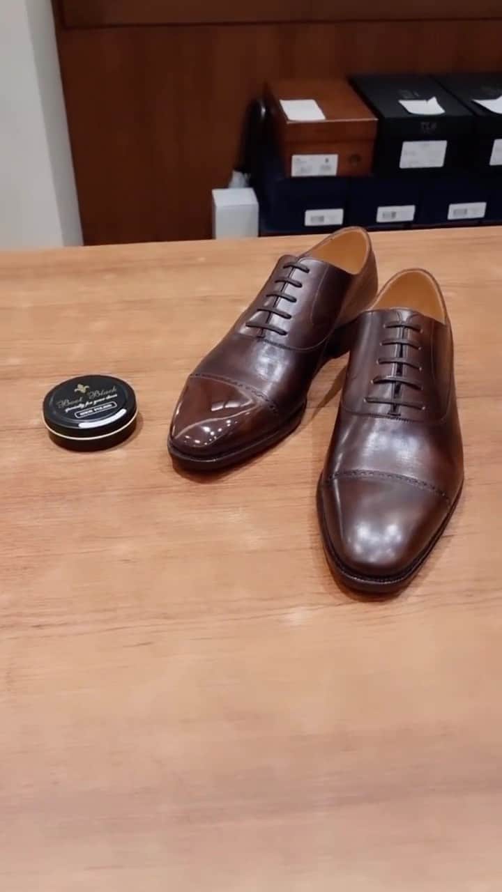 bootblack_officialのインスタグラム：「Shoeshine with Boot Black Shoe Polish Neutral by @therefinement_nam 🇹🇭  #bootblackshoeshine#bootblackshoecare#highshine#shoecare#shoeshine#shoepolish#shoegazing#shoestagram#leathershoes#madeinjapan#japanmade#japan#bangkok#thailand#classicshoes#dressshoes#shoegram#mirrorshine#shoeaddiction#shoeaddict」