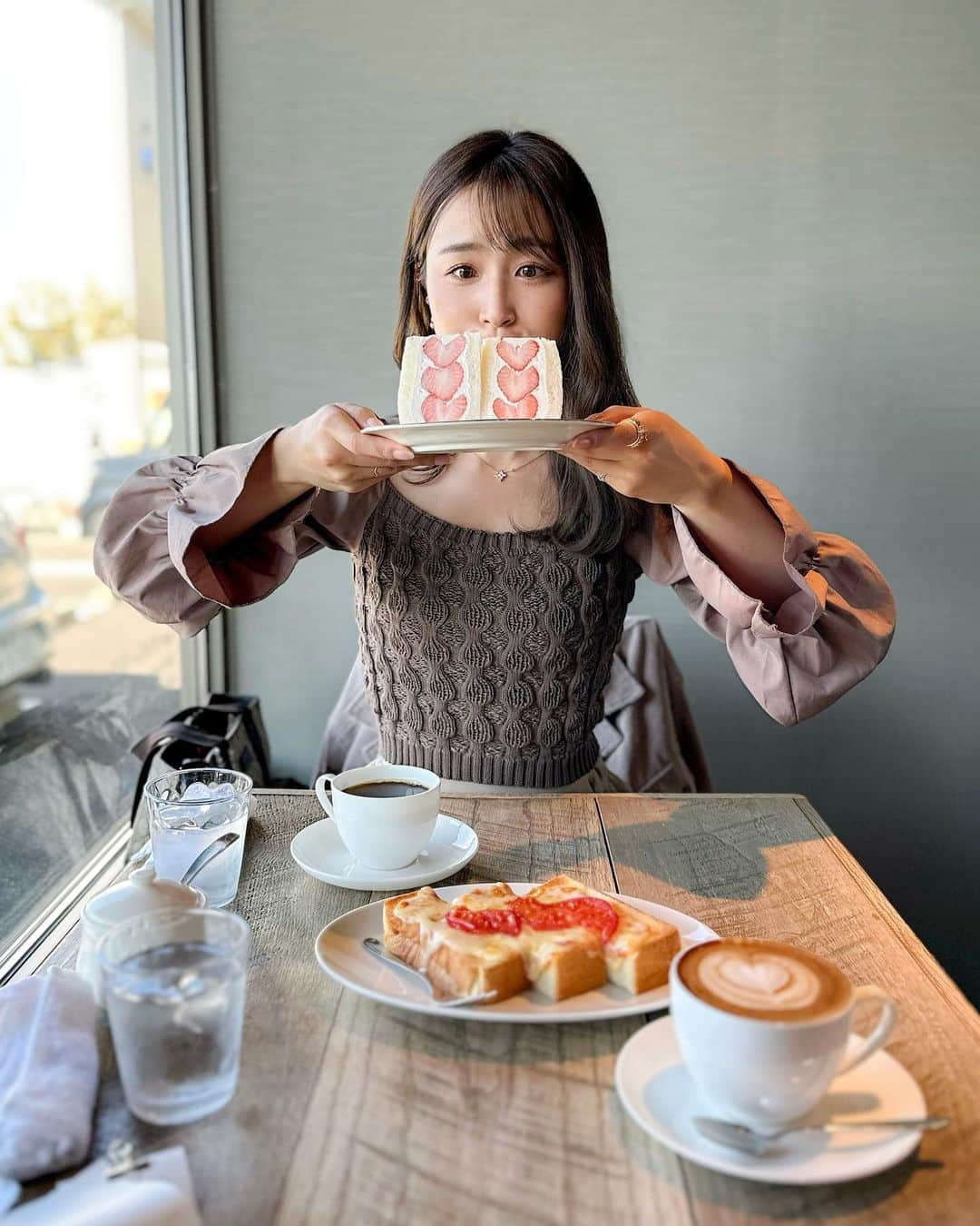 岩本恵美加さんのインスタグラム写真 - (岩本恵美加Instagram)「𓇠  いつかの @caffe.bar.jihan ☕️ᐝ  今年も #プレミアム苺サンド の 期間中に行けた✌︎ 　　  　　 #いつかのシリーズ #焼津カフェ #焼津ランチ #焼津グルメ  #カフェバールジハン」4月8日 18時23分 - emk_iwmt