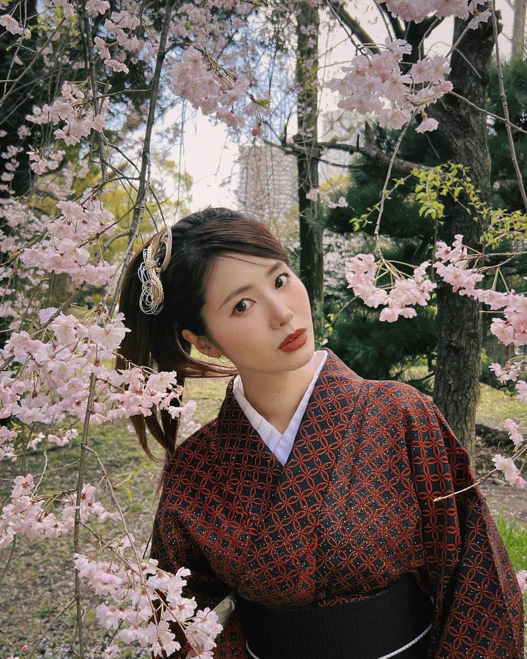 のインスタグラム：「🌸❤️‍🔥  #着物女子 #着物ヘア #着物コーデ #浅草 #牛嶋神社」