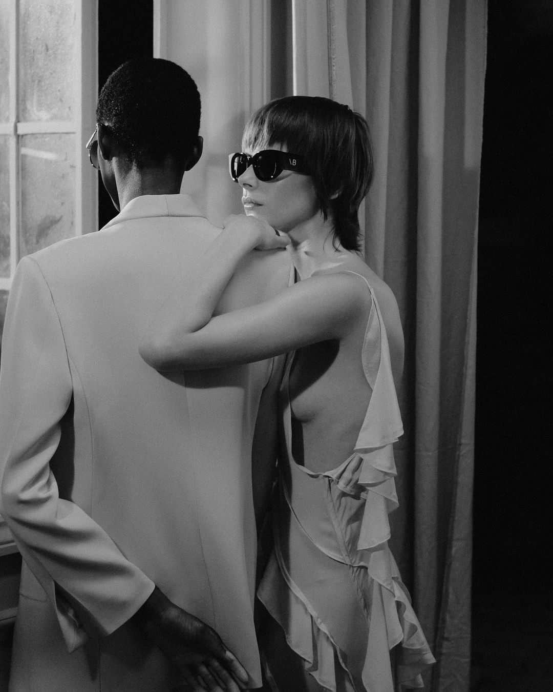 ヴィクトリアベッカムさんのインスタグラム写真 - (ヴィクトリアベッカムInstagram)「Long weekend mood.   A look behind-the-scenes with #VBEyewear. Discover the new optical and sunglasses collection at VictoriaBeckham.com and at 36 Dover Street.」4月8日 18時15分 - victoriabeckham