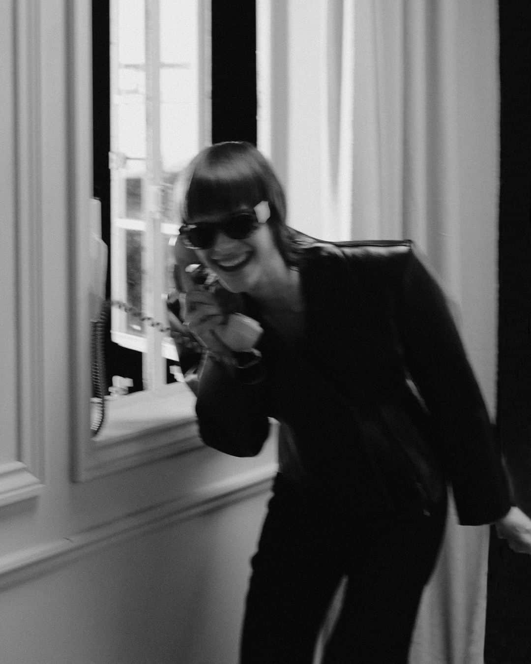 ヴィクトリアベッカムさんのインスタグラム写真 - (ヴィクトリアベッカムInstagram)「Long weekend mood.   A look behind-the-scenes with #VBEyewear. Discover the new optical and sunglasses collection at VictoriaBeckham.com and at 36 Dover Street.」4月8日 18時15分 - victoriabeckham