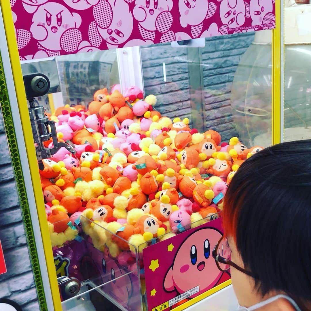 水谷さるころのインスタグラム：「新宿に木曜日発売になったタローマンガチャを探しにきたが、どこにもない。どうやらもう売り切れてるらしい…。恐ろしい…転売ヤーが買い占めているのか？！　キタンクラブさん、はよ供給して！　悲しかったのでカービィトライ。父がワドちゃんゲット。最近疲れるとカービィに癒しを求めてしまう…。」