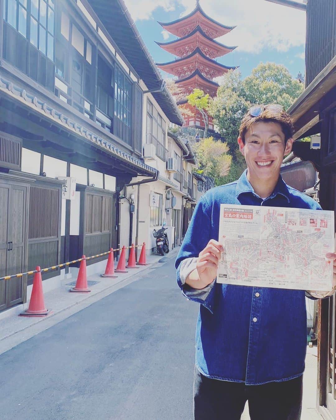 中田廉さんのインスタグラム写真 - (中田廉Instagram)「番組で宮島に行きたいと言いました。 そして直ぐに行きました。  番組を見てましたと現地の女性の方が宮島を案内してくださりました。  助かりました笑  風のごとく去っていきました🍃  お礼をここで言わせてください。  本当にありがとうございました😌  #広島 #宮島」4月8日 18時20分 - nakatatatareren