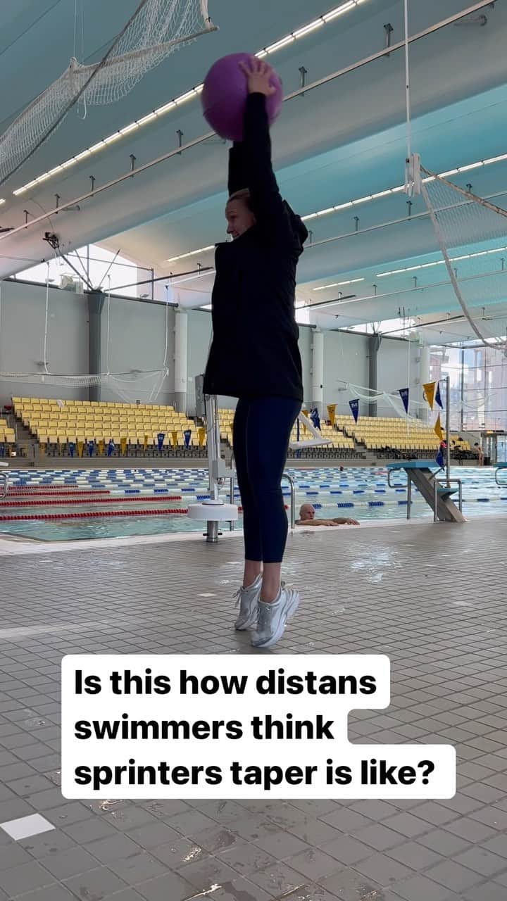 のインスタグラム：「Quick gym session today 🤥😂」