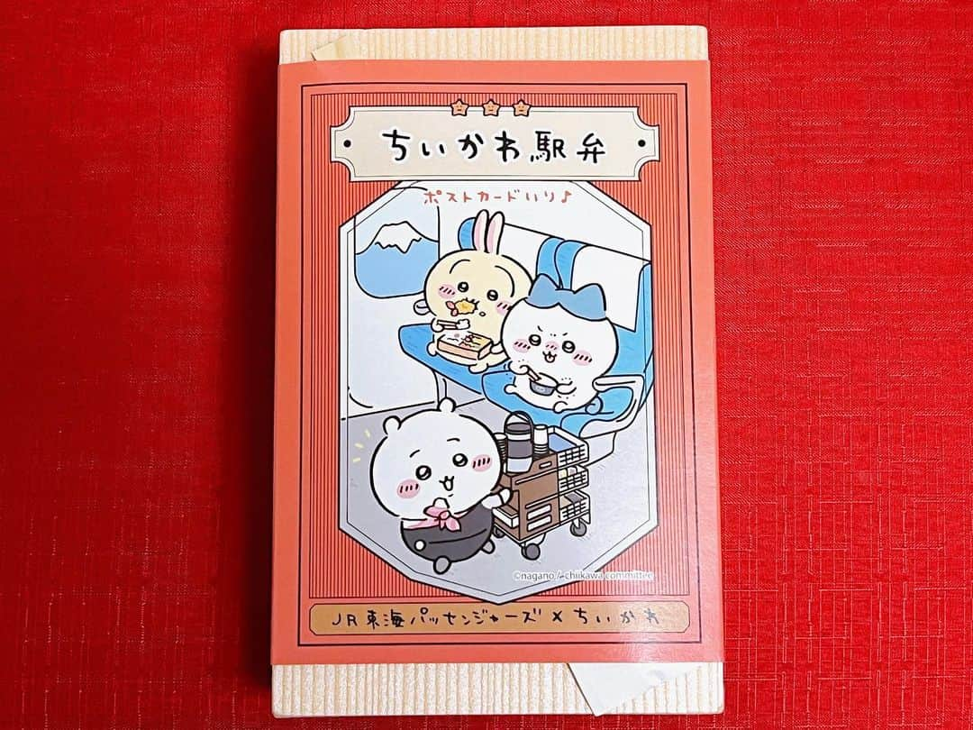 倉田雅世のインスタグラム：「抽選販売が当たりました。 #ちいかわ駅弁  ああ、かわいい。 はじめて身分証明書を提示して駅弁を買いましたよ。 推しのハチワレじゃないけど、うさぎもかわええ💕」