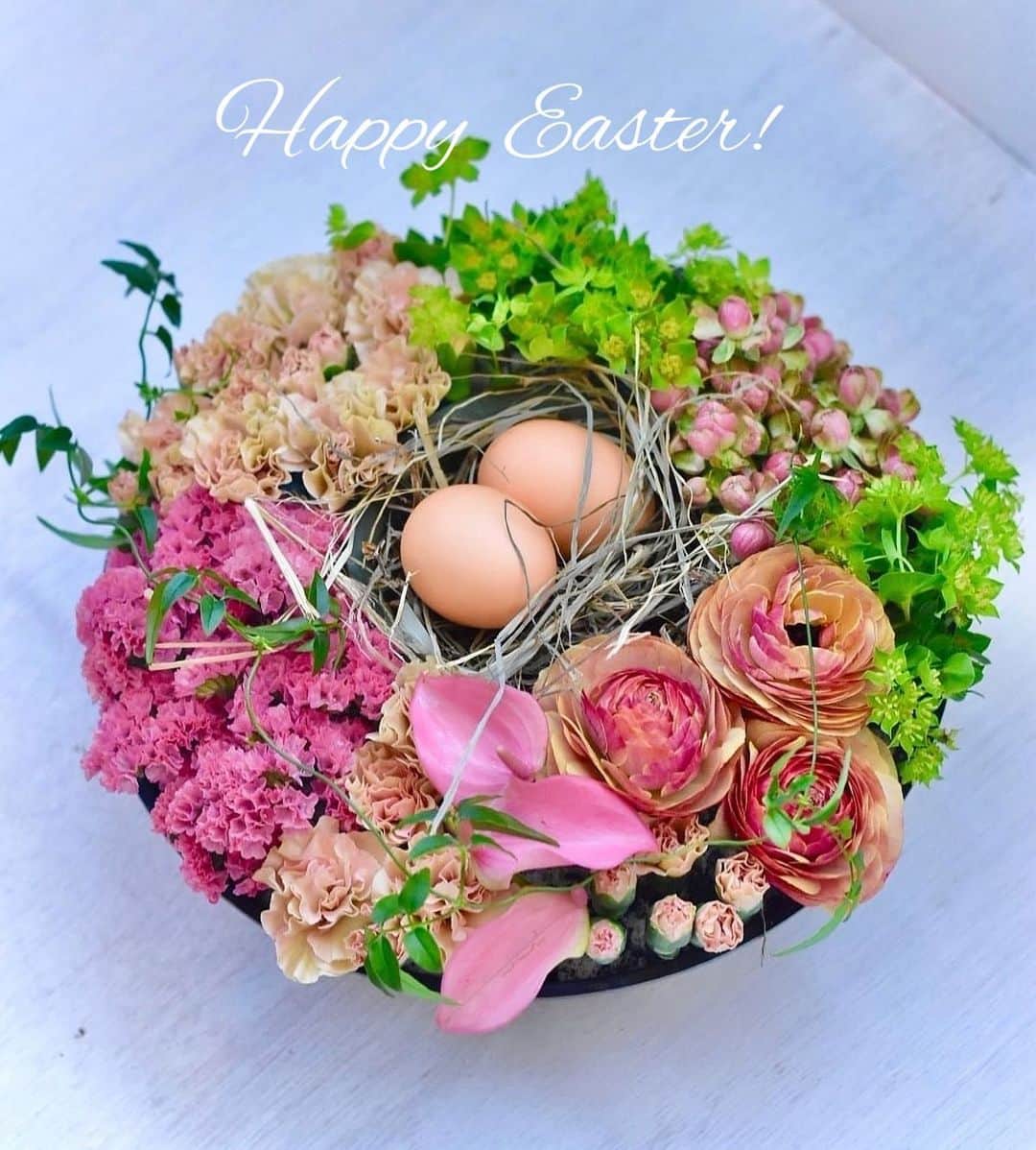 雑誌『花時間』さんのインスタグラム写真 - (雑誌『花時間』Instagram)「今日は、4／9のイースターに向けてのアレンジを紹介。   花時間（@hanajikan_magazine）です。   ピンクと緑の色で春を表現したアレンジのまん中に、イースターエッグを配しました。卵の殻の色に似た花色を選んでいるから、自然な仕上がりに。   テーブルに飾れば、会話の盛り上げ役になること請け合いです。   フラワーデザインって、さまざまなスタイルがあって、奥が深いですね。   こちらは、大好評発売中の『花時間2023秋冬』で紹介している、おすすめスクールのひとつ『花阿彌ブルーメンシューレ』から。   『花阿彌ブルーメンシューレ』は、ドイツスタイルのフラワーデザインスクール。「形は？」「花の動きは？」さまざまな着眼点が、アレンジの理論となって、作品づくりへとつながります。ただいま、全国の教室で生徒を募集中！   花材／ラナンキュラス、カラー、スターチス、ブプレリウムなど   @takashi_yoshimoto @hanaamiblumenschule   【花時間ニュース】 💜『花時間』から、花の定期便がスタートしました🥰　世界でここだけのバラと旬花が届く嬉しいサービスです💕   💜『花時間2023秋冬』〈春夏秋冬。季節のリース〉大好評発売中！   💜2023年『花時間』カレンダー絶賛発売中！   💜『花と短歌でめぐる 二十四節気 花のこよみ』大好評発売中   すべて @hanajikan_magazine のプロフィールのリンクから飛べます✈️   『花時間』本誌や書籍は全国の書店、ネット書店でも発売中✨   #hanaamiblumenschule #europeanflowerdesign #花阿彌ブルーメンシューレ #ハナアミ #はなあみ​​ #ヨーロピアンフラワーデザイン #ドイツスタイル #ドイツスタイルのヨーロピアンフラワーデザインスクール​ #フラワースクール #フラワーデザイン」4月8日 18時31分 - hanajikan_magazine