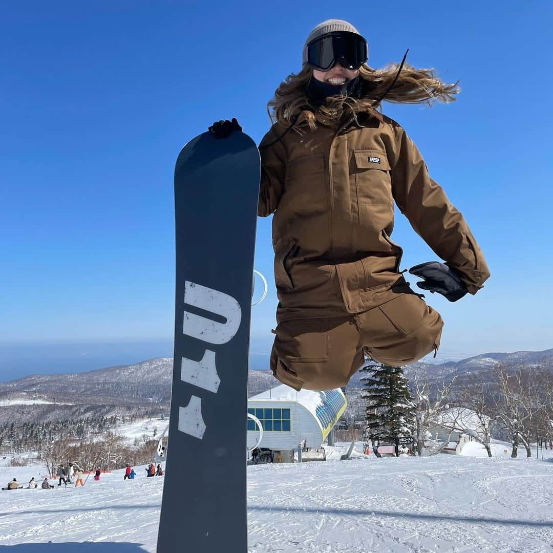 もものインスタグラム：「北海道🐮🍦🍜 北海道の雪は軽いって聞いてたけど ほんと軽くて浮いちゃった〜🕊w ジャンプのタイミングが💮 とりあえず食べて滑って最高でした！ 思い出投稿今更📸😂🙏 ＊  💁🏻‍♀️155.2cm 41kg  @011artistic_official DOUBLE FLY 138 スタンス幅 44.5cm アングル 6.-6 @vesp_official  @wolfai_official  @sasahara_sports  ＊ #スノーボード #スノーボード女子 #グラトリ  #グラトリ女子 #グラギャル #湯の丸スキー場 #011girl #011doublefly #doublefly #vesp #011artistic #momo5style #94_95 #011 #21_22 #스노보드 #滑雪板 #WOLFAI #snowboarding #grandtrick #スタンス #毎日コーデ #todaysfashion #北海道旅行 #北海道はでっかいどう #札幌国際スキー場 #キロロリゾート」