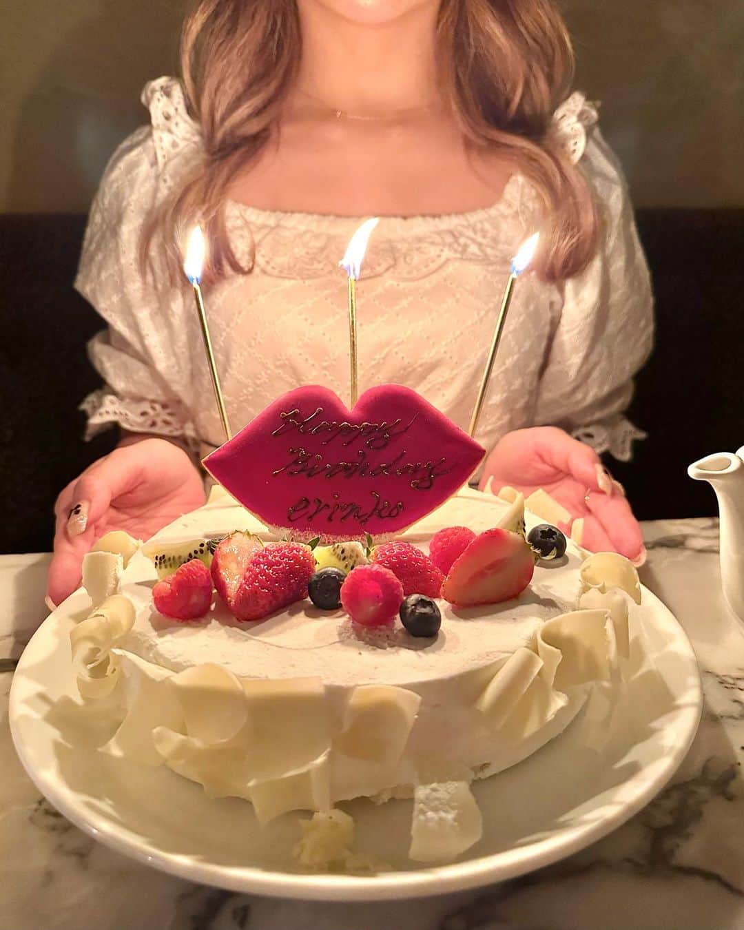 エリンコさんのインスタグラム写真 - (エリンコInstagram)「🎂💋 . ケーキも可愛いすぎて記念に📸 . お誕生日の写真とかまだ載せてないのあるから どんどん載せていくねっ🎀 . こうやってお祝いし合えるお友達がいるって 本当に幸せだなっ🥰💕 . #お誕生日会 #女子会 #バースデー #バースデーケーキ #バースデープレート #お誕生日ケーキ #お誕生日プレゼント #恵比寿 #恵比寿カフェ #恵比寿ディナー #東京カフェ #東京スイーツ #カフェ巡り #カフェ #東京カフェ巡り #tokyo#えりんコーデ #えりんこヘアアレンジ #えりんこカフェ巡り」4月8日 18時25分 - erinko0315